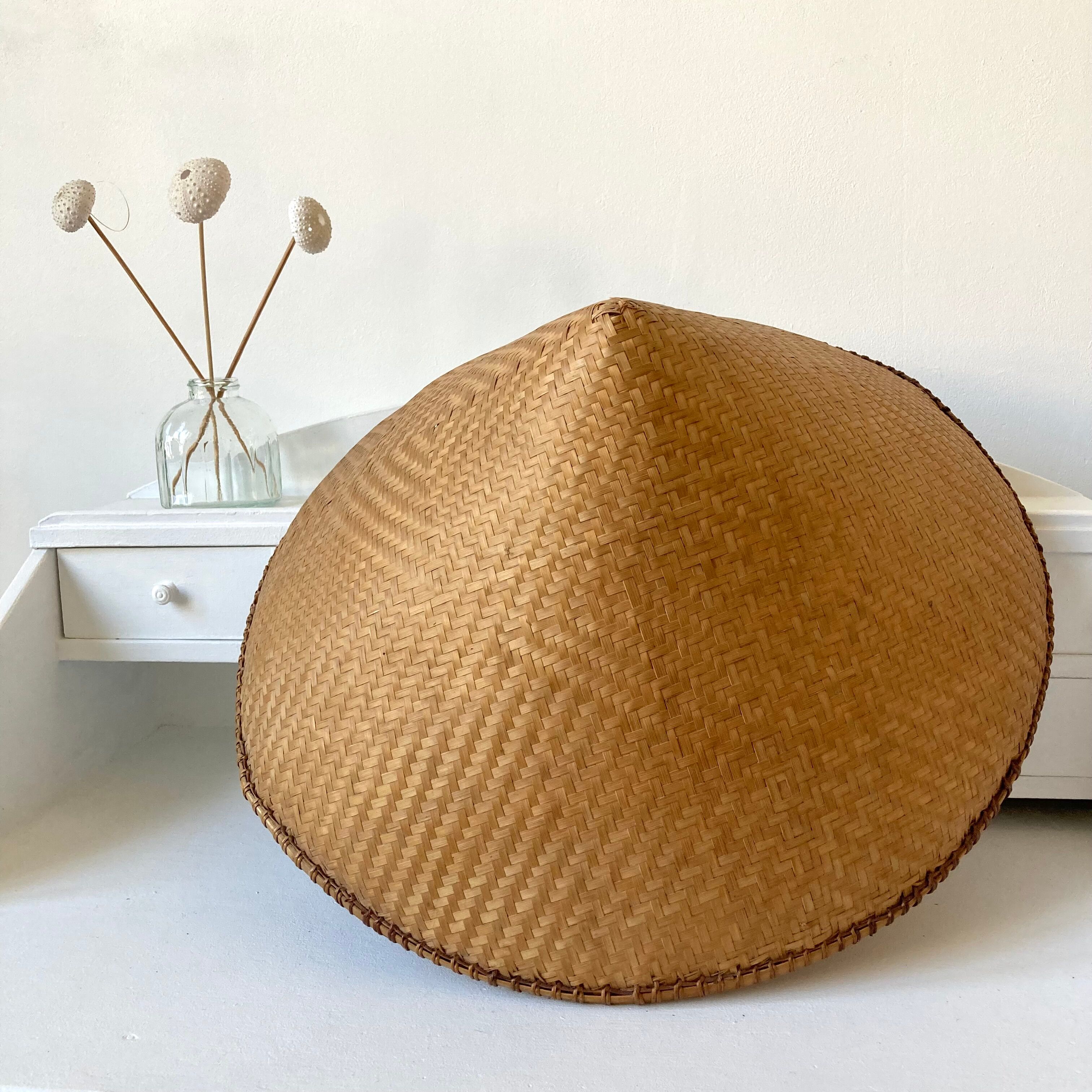 Chapeau asiatique tressé