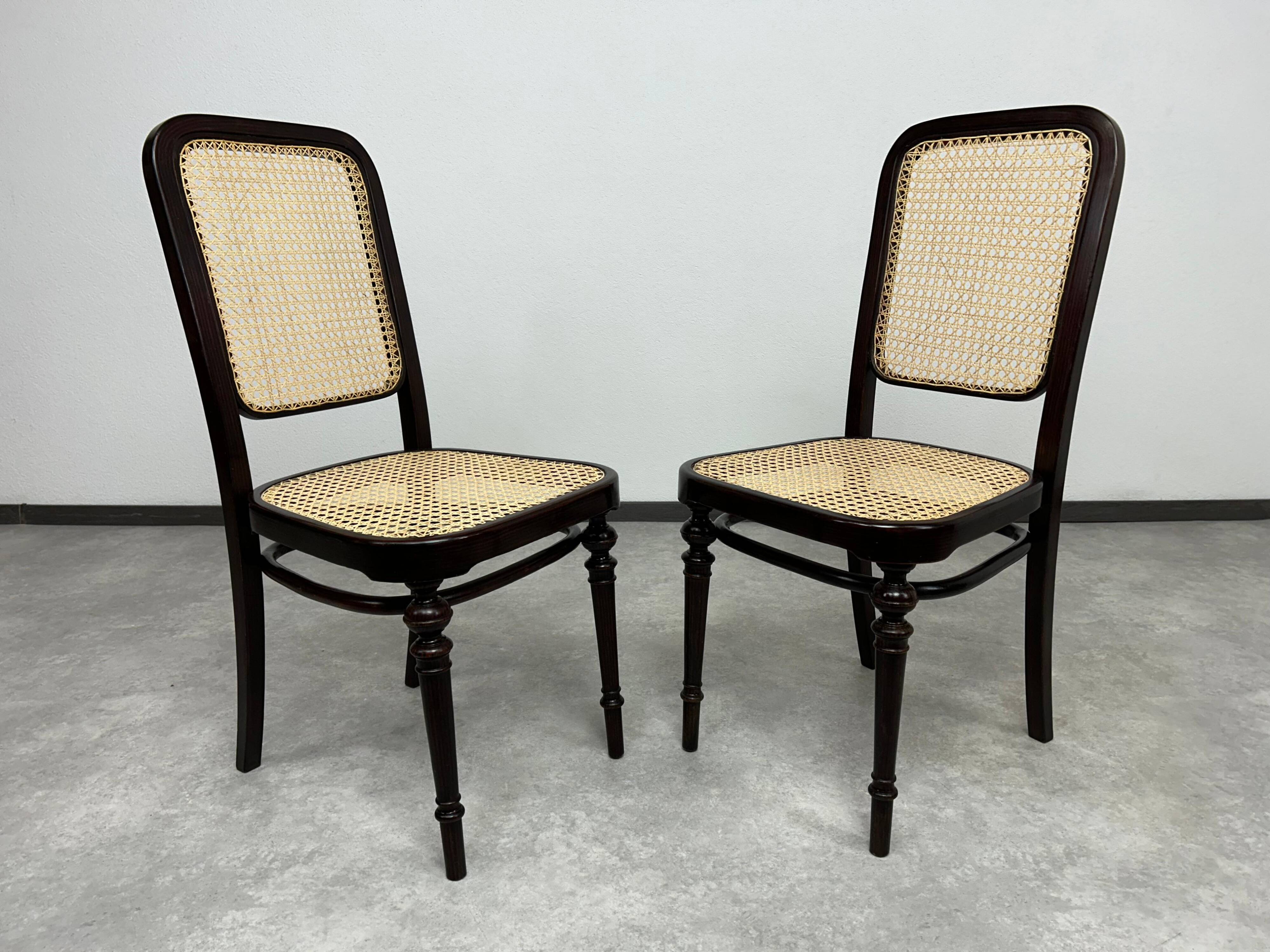 Set of 4 bentwood dining chairs by Thonet.