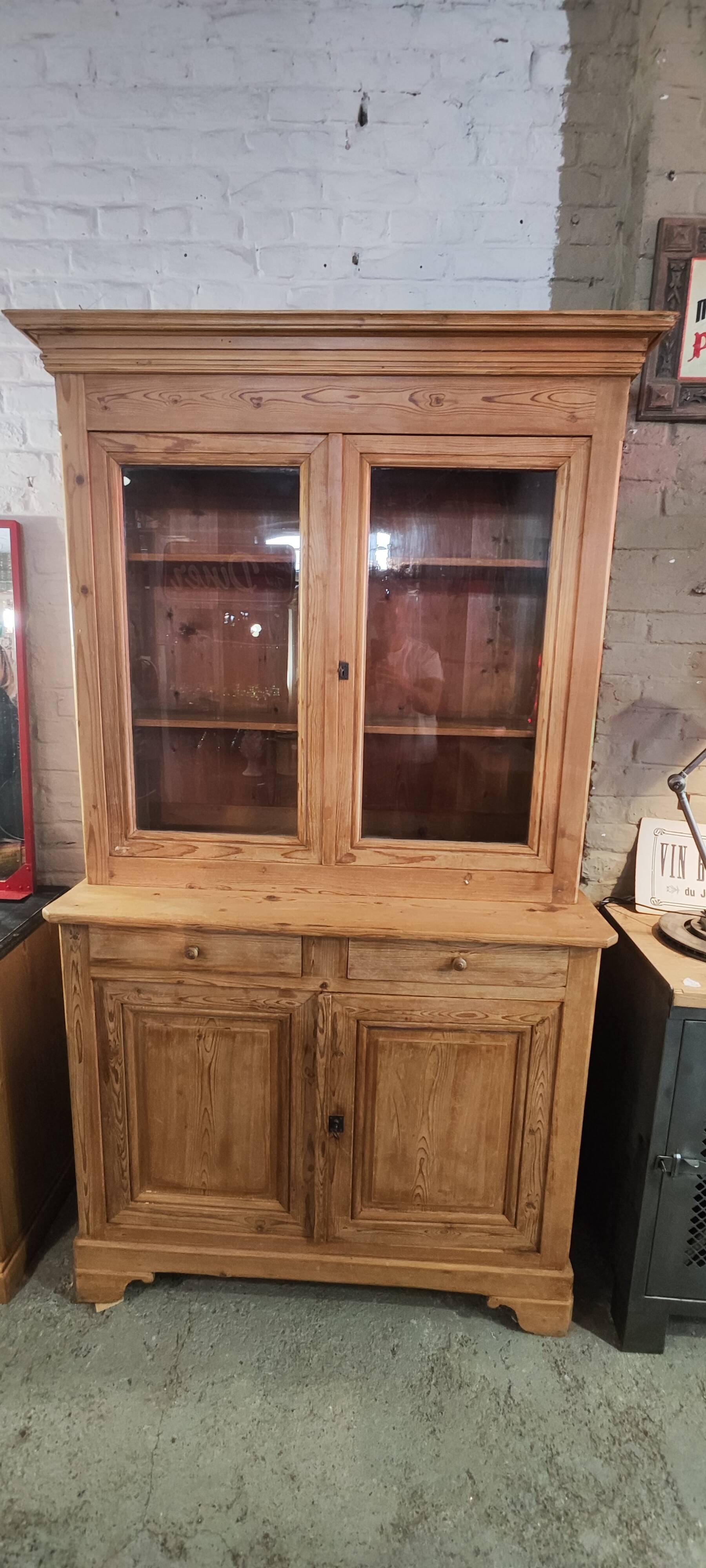 Ancien buffet deux corps vaisselier en pin