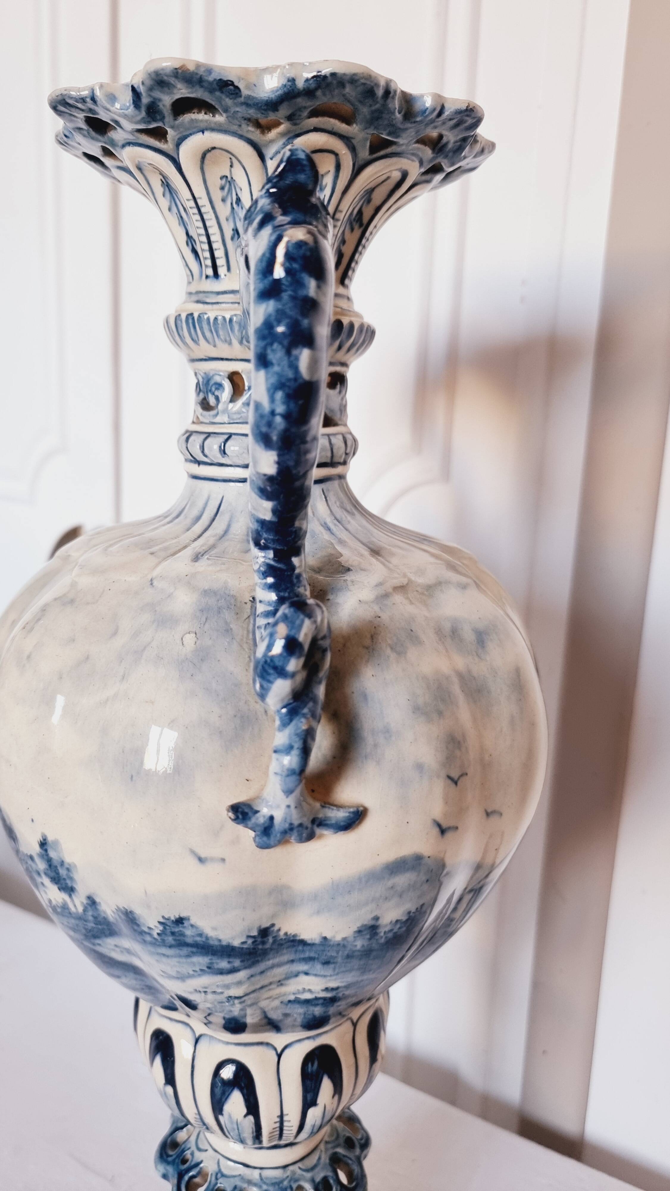 Large Spanish vase in Talavera style, hand-painted, adorned with a landscape.