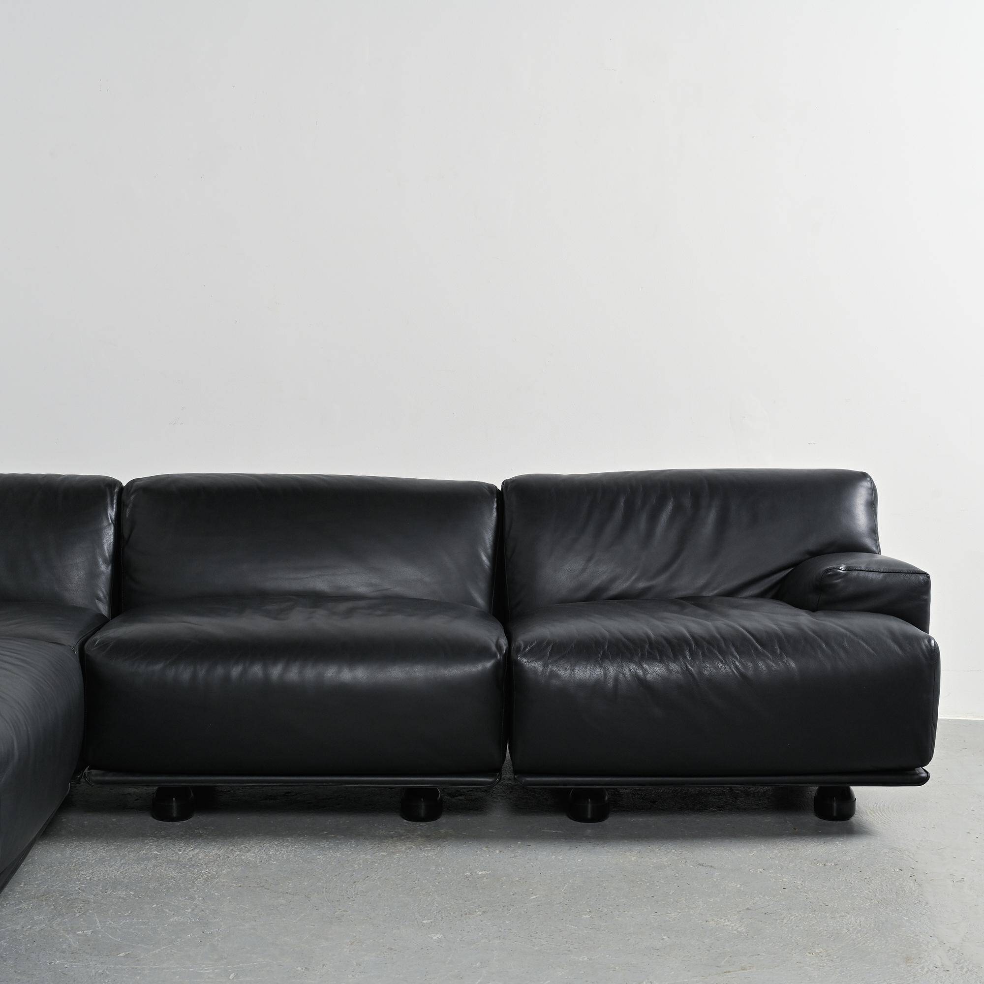 Modular canapé Fiandra in black leather, Vico Magistretti, Cassina, around 1980.