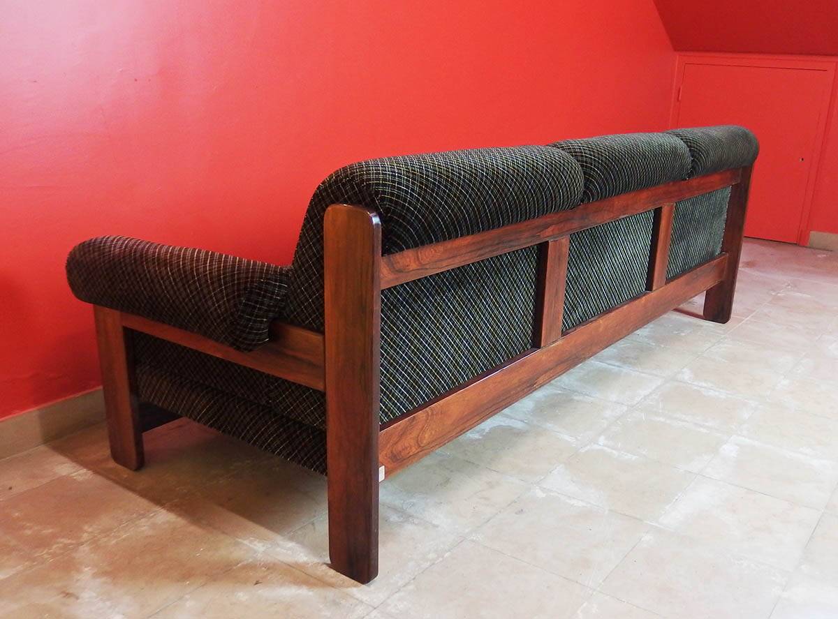 Large 1970 sofa by Saporiti