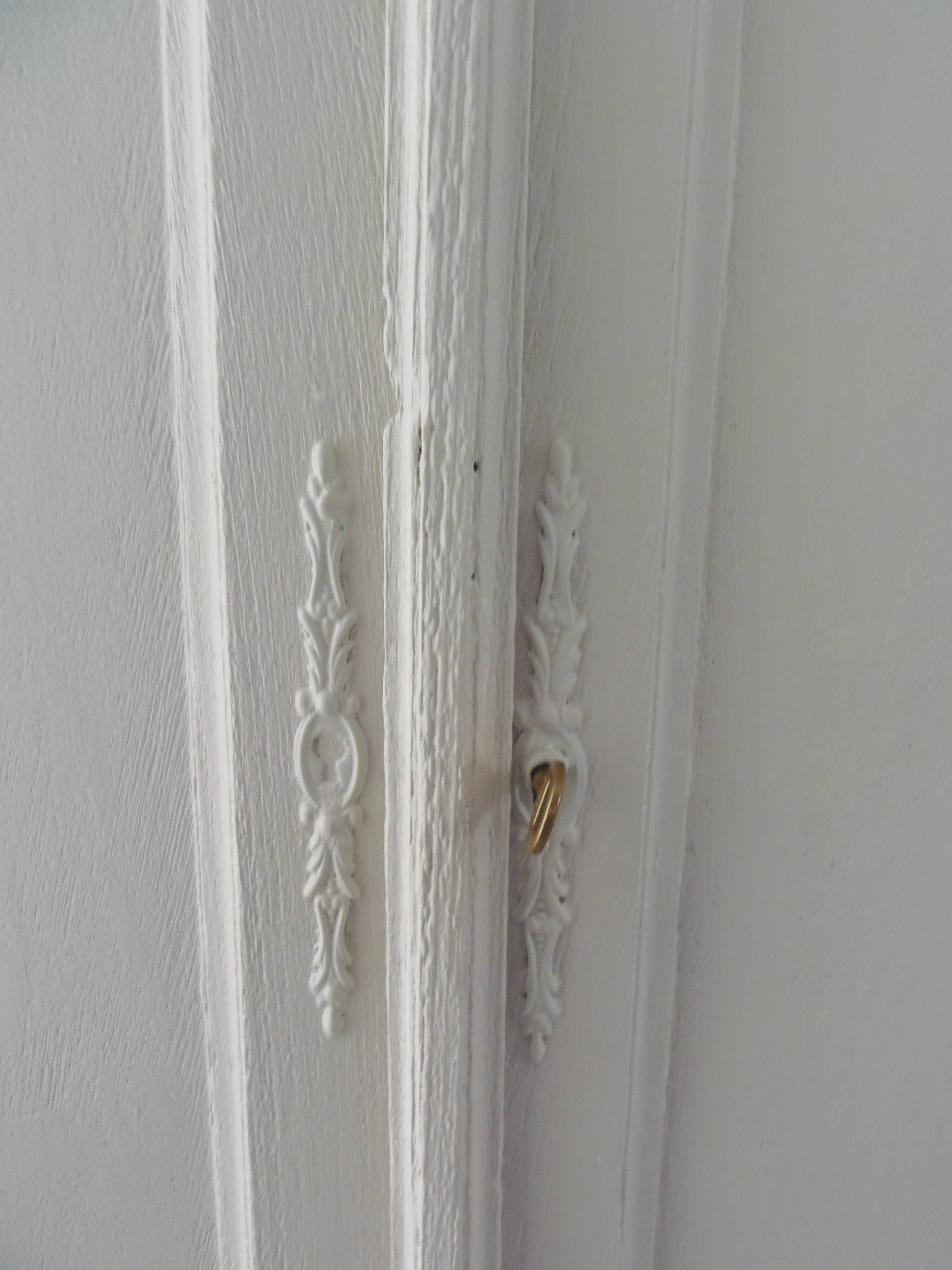Vintage Parisian wardrobe, 2 doors re-enchanted in pearl gray.
