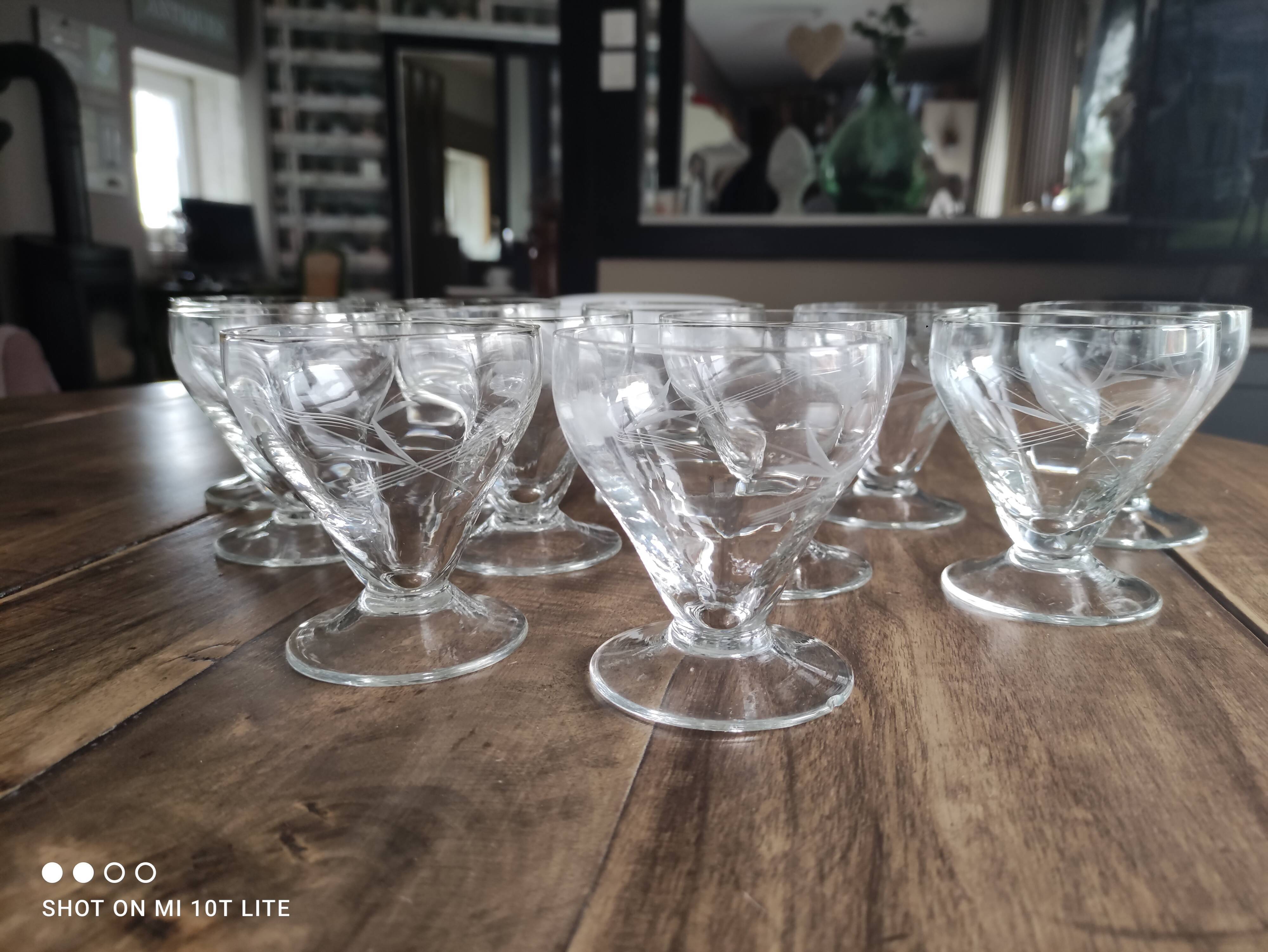 Lot de 11 coupes à champagne en verre ancien ciselé décor floral sur pied bas