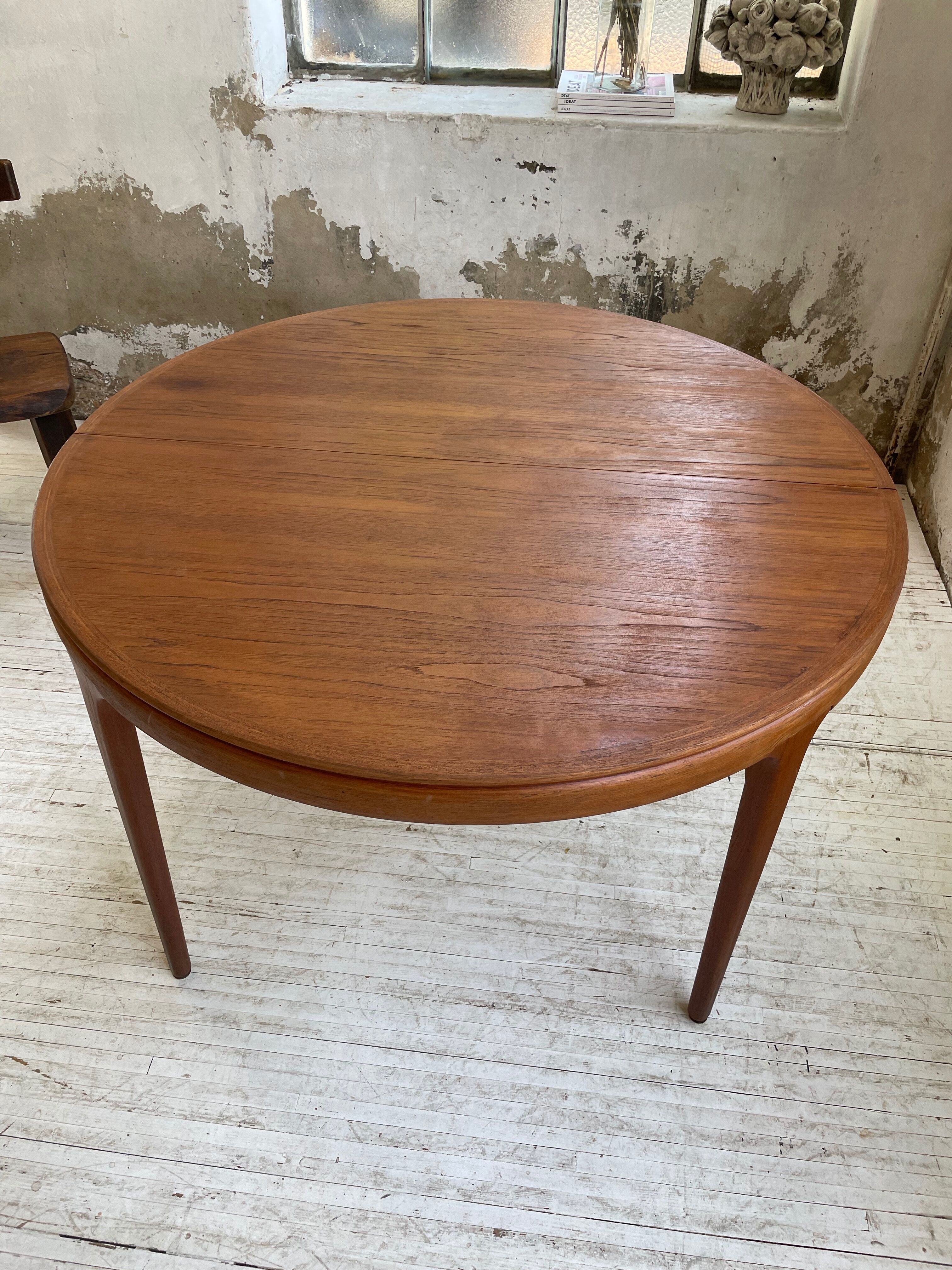 Round table 120-230 cm scandinavian samcom arne hovmand olsen