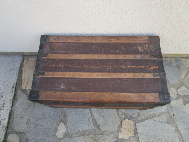 Trunk/old wooden chest