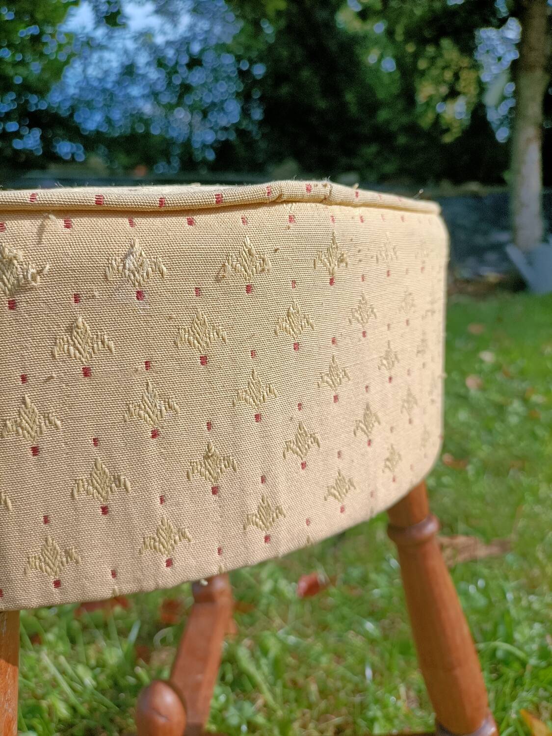 Retro Provençal stool