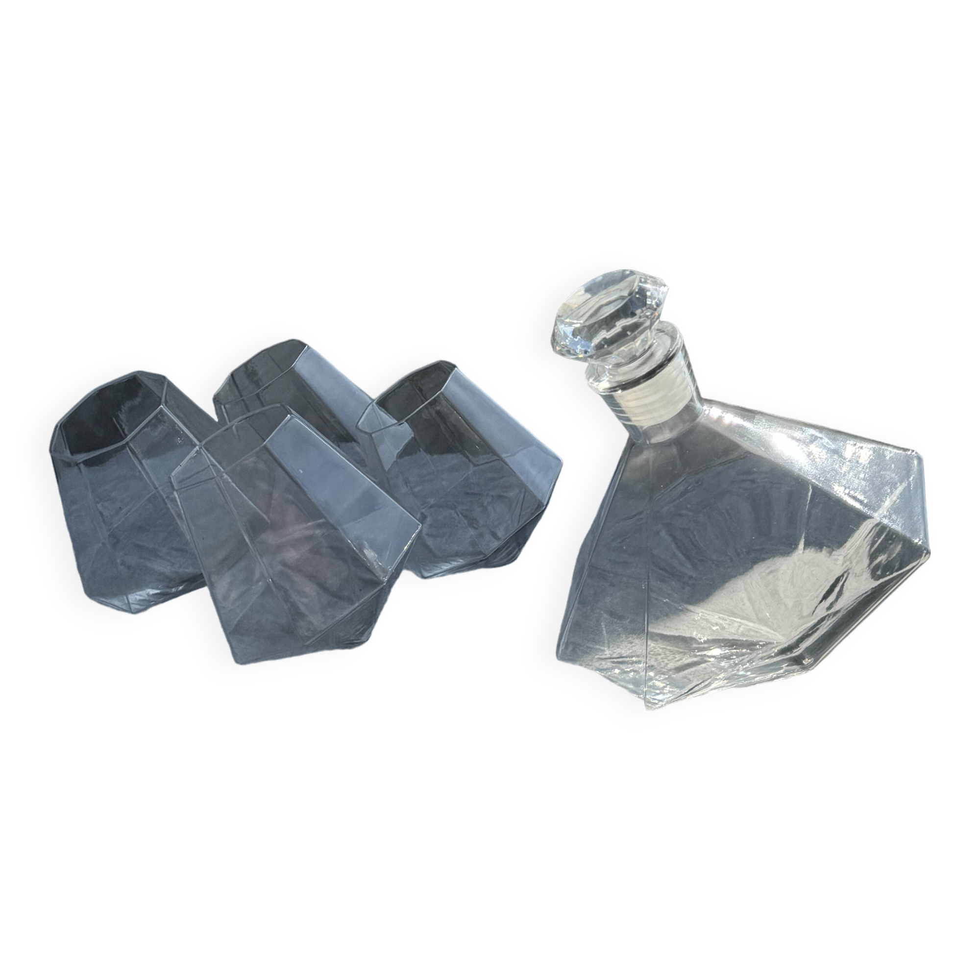Small geometric carafe with diamond-shaped stopper and its 4 glasses