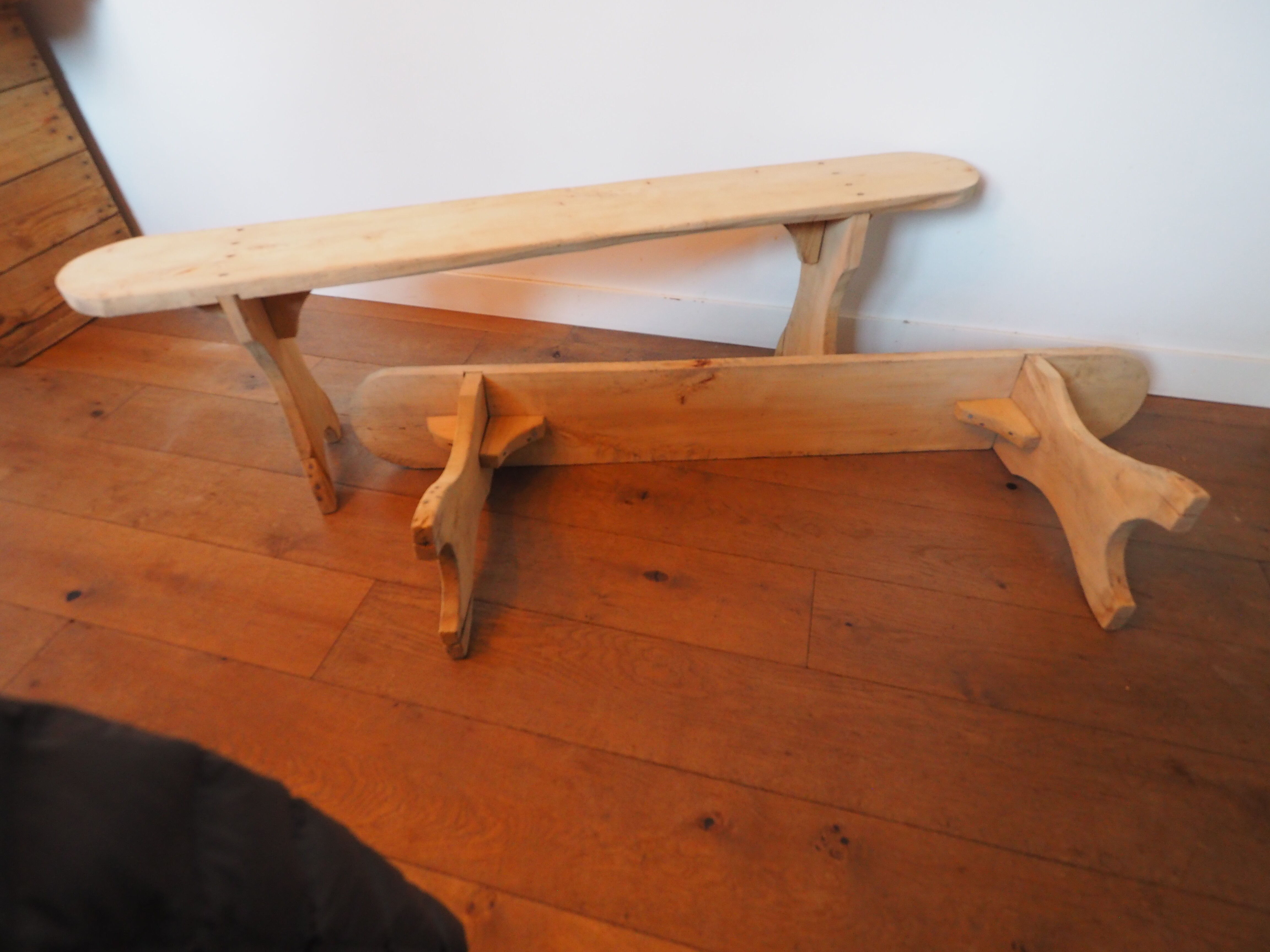 Une paire de bancs de ferme