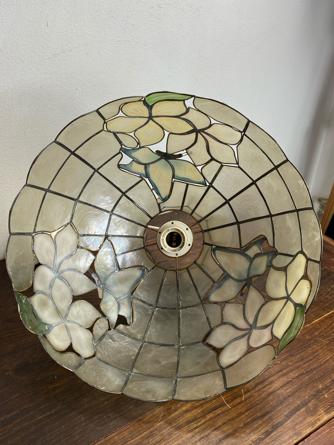 Pendant light, chandelier in mother-of-pearl and brass