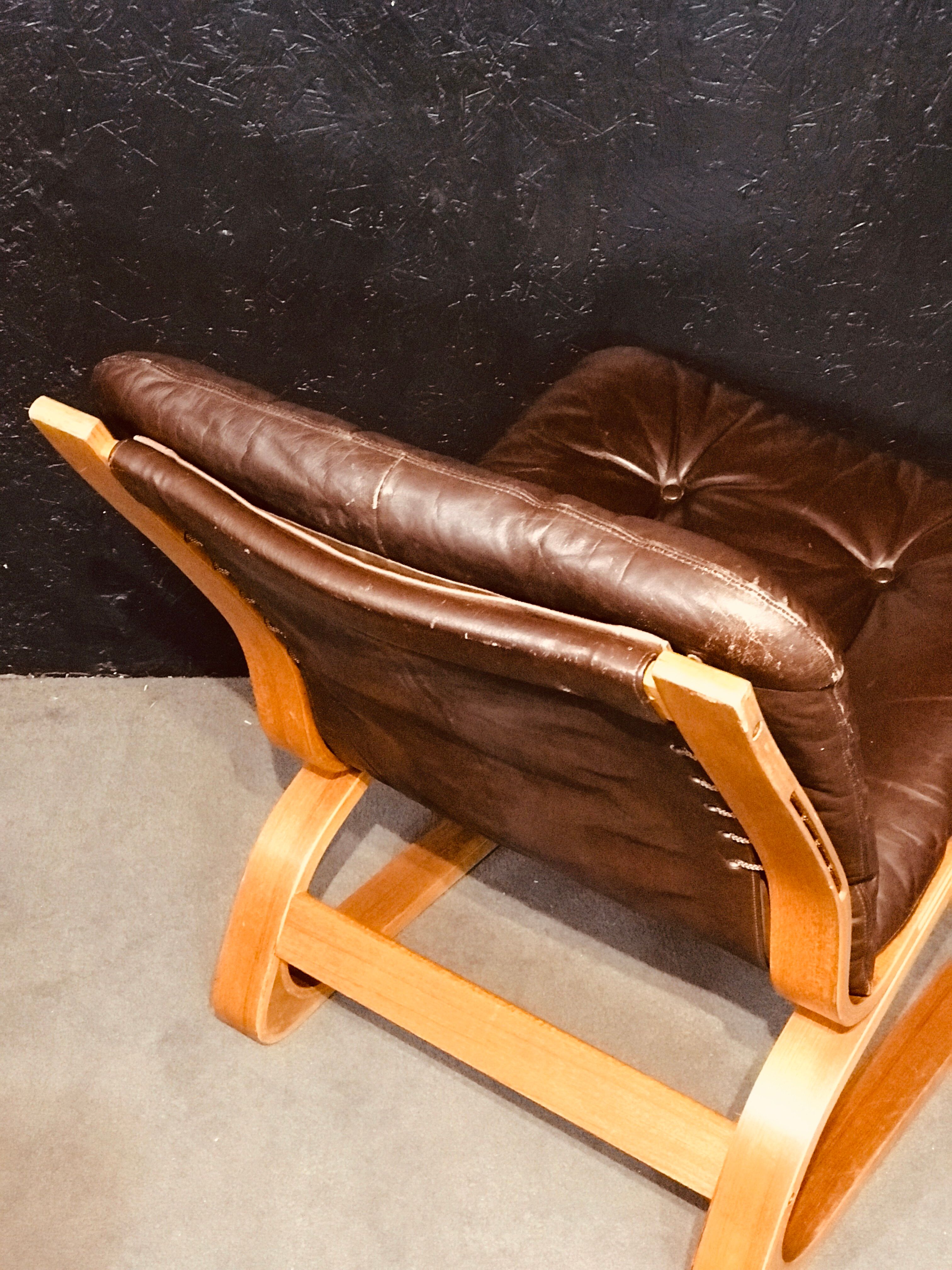Chauffeuse Siesta de Rykken and Co.Fabriquée dans les années 60 en teck en Norvège. Modèle Kengu