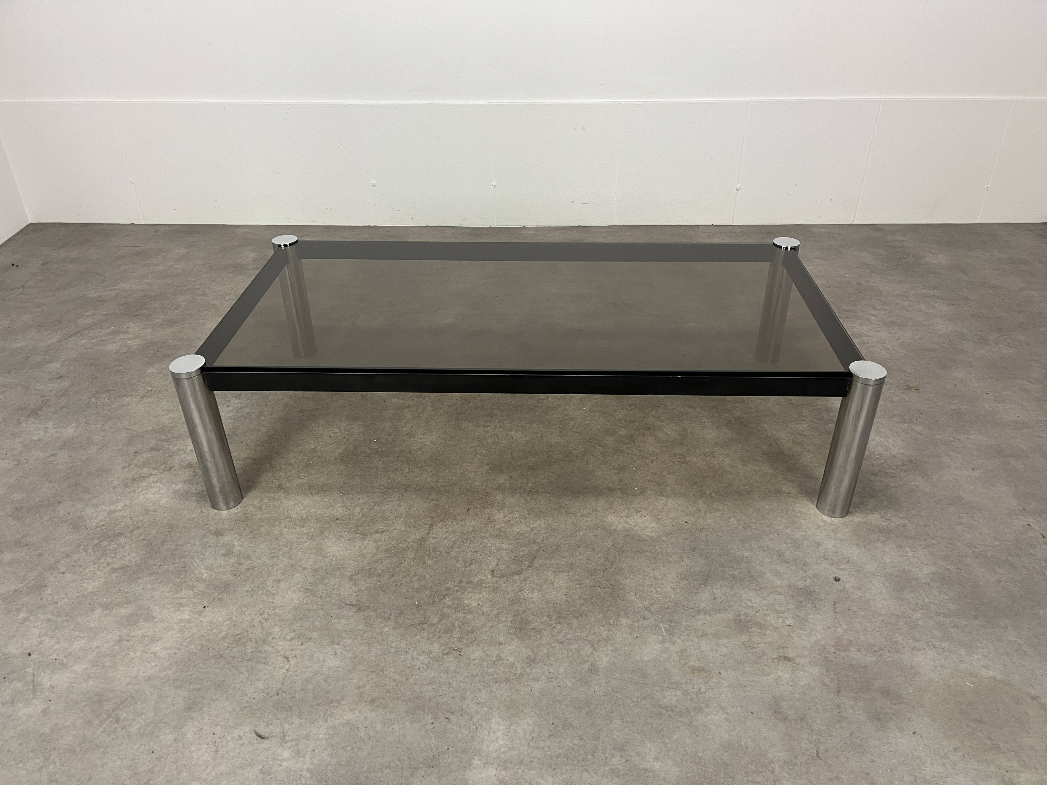 Table basse chrome et verre fumé années 70