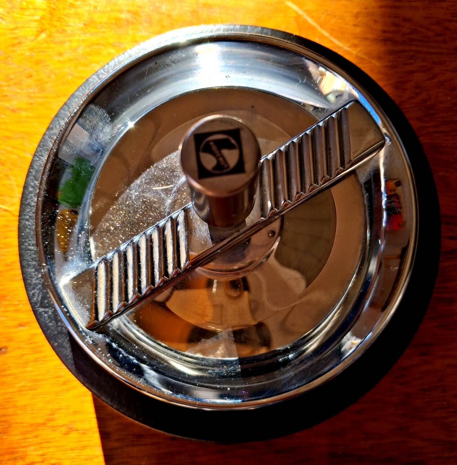 Cendrier noir et chromé vintage