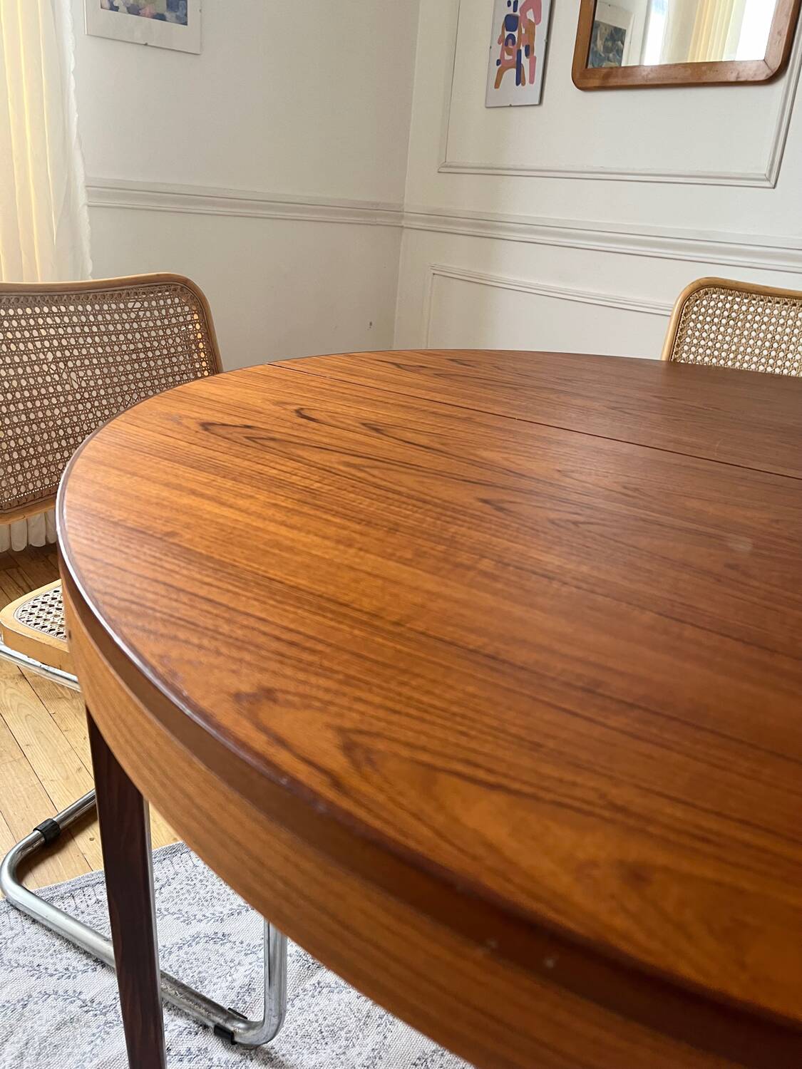 Round extendable rosewood table from the 70s