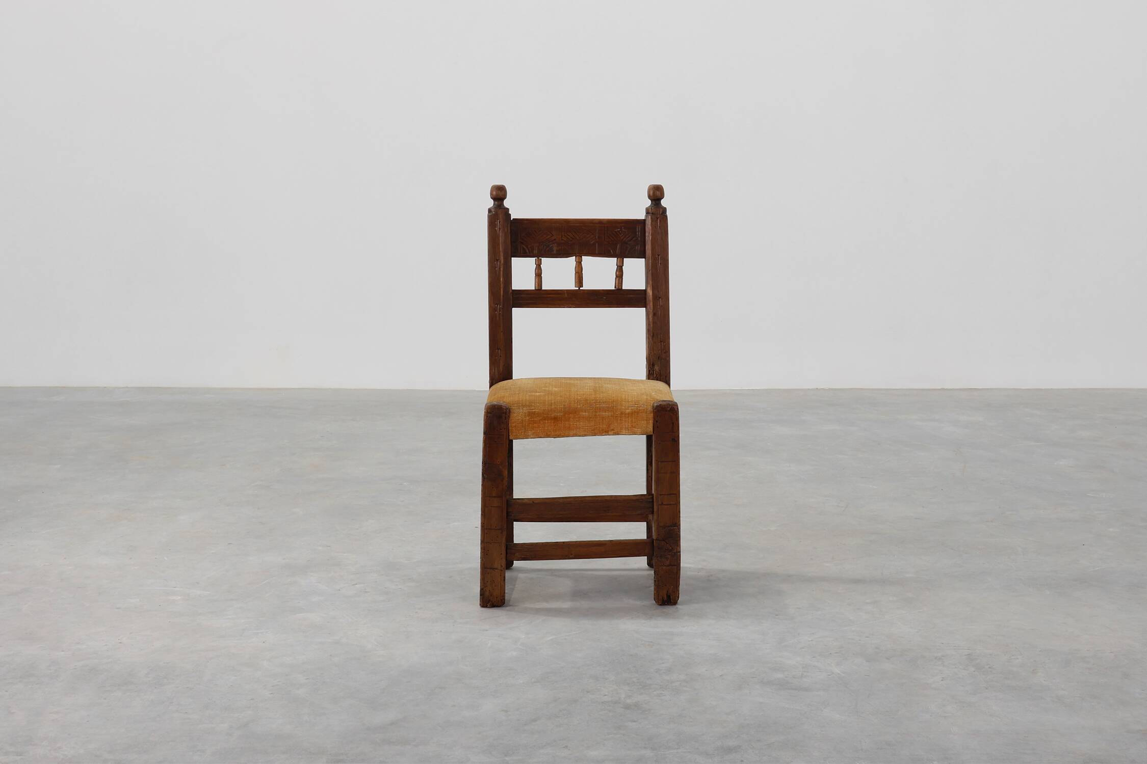 Chaise d'appoint espagnole en chêne sculpté et assise en velours, XIXe siècle