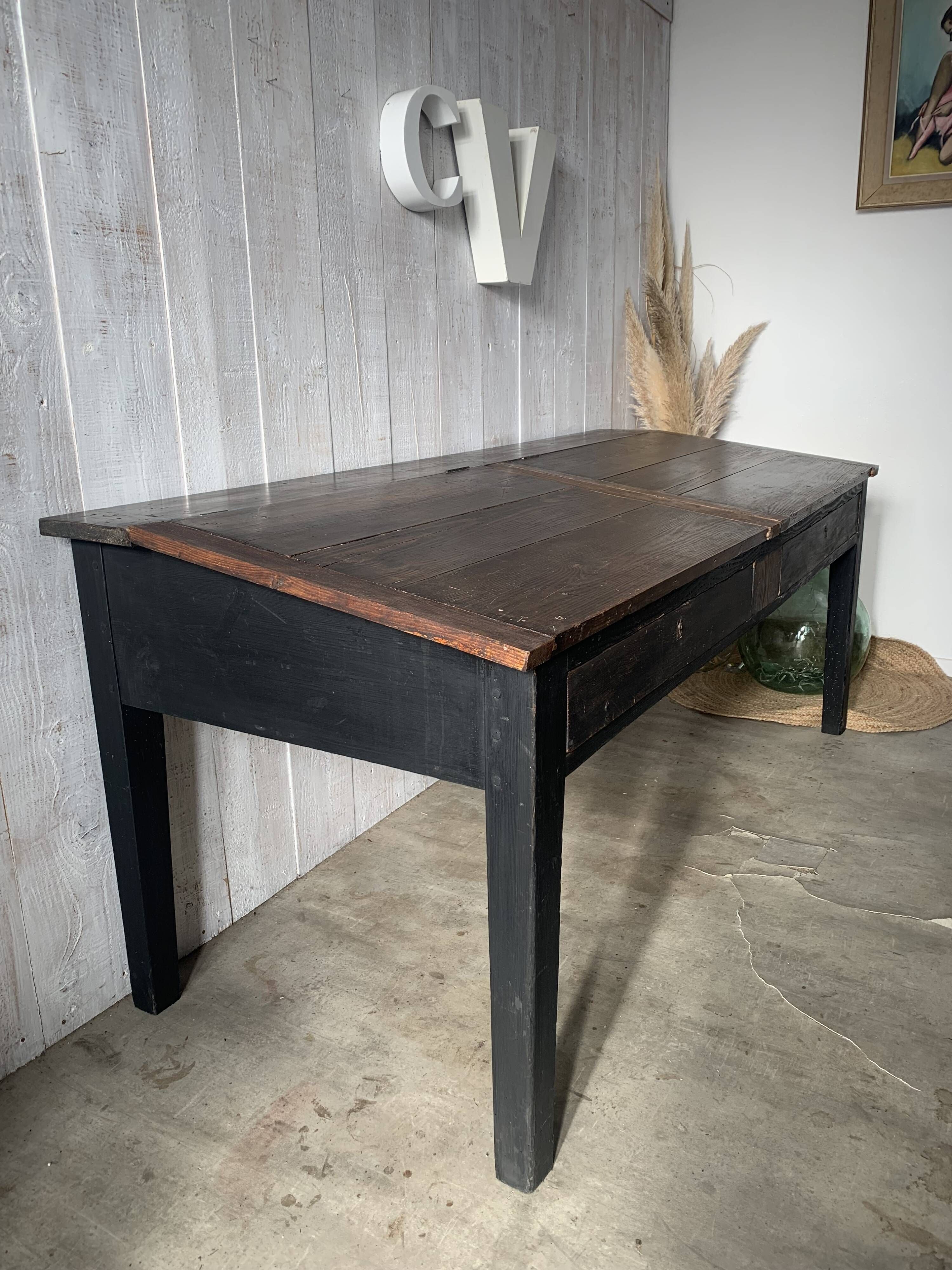 Writing desk/office desk of a notary