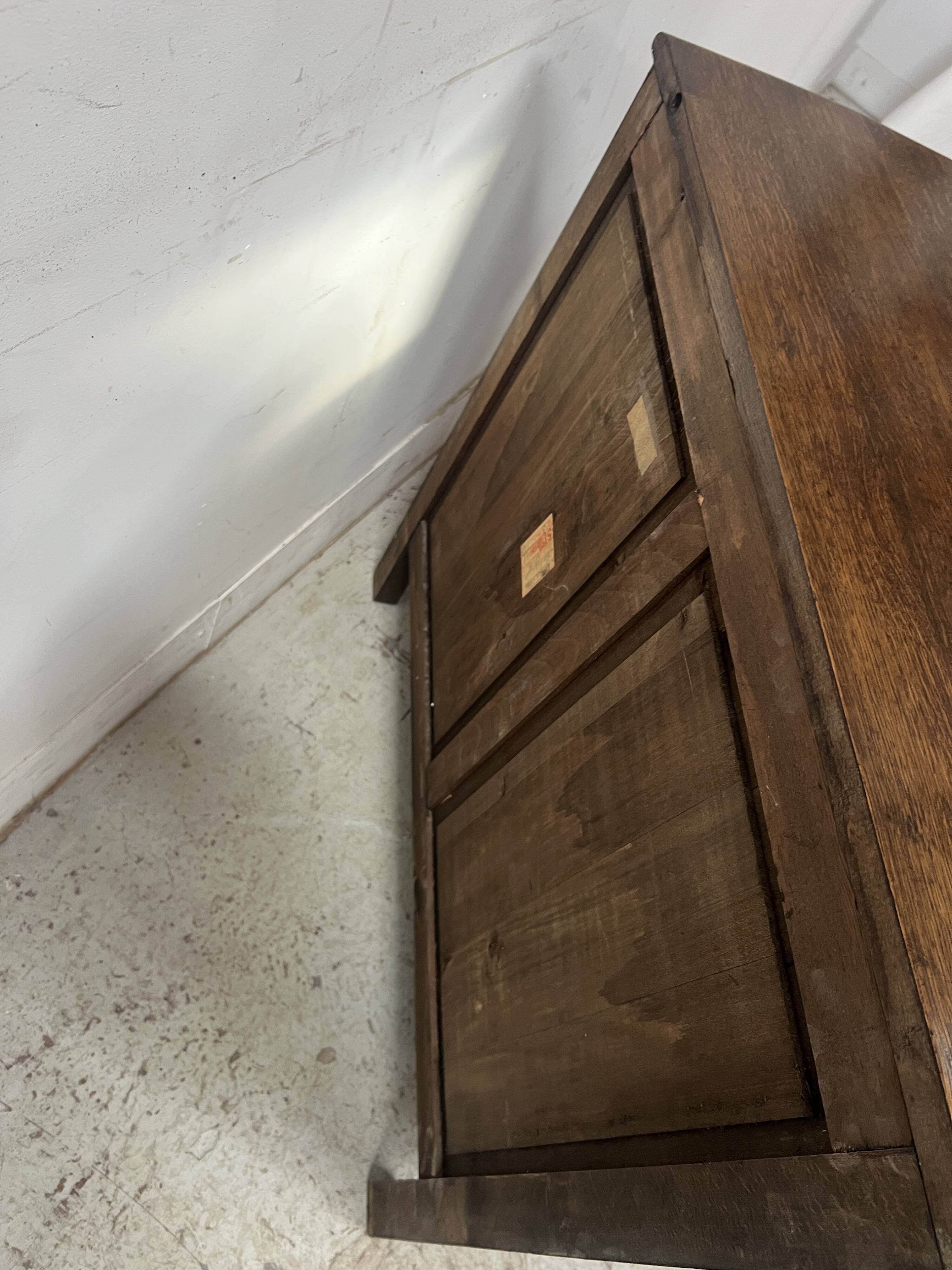 Commode de style Régence en chene sculpté XX siècle