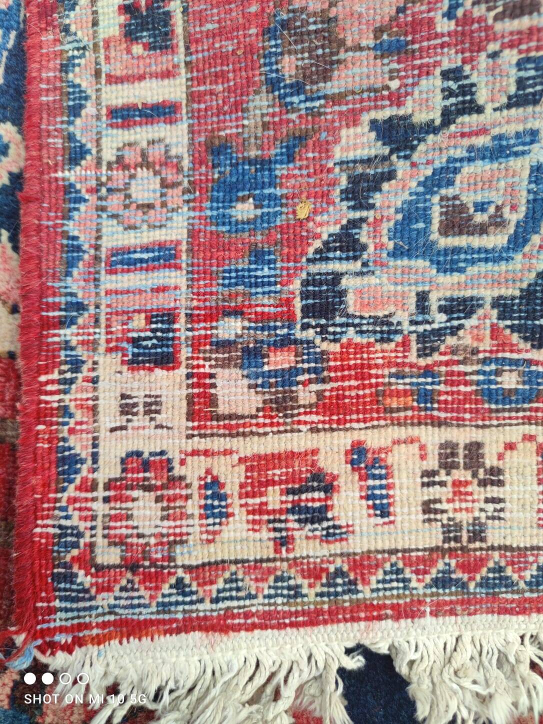 Hand-knotted Persian Kashan carpet made of pure wool.