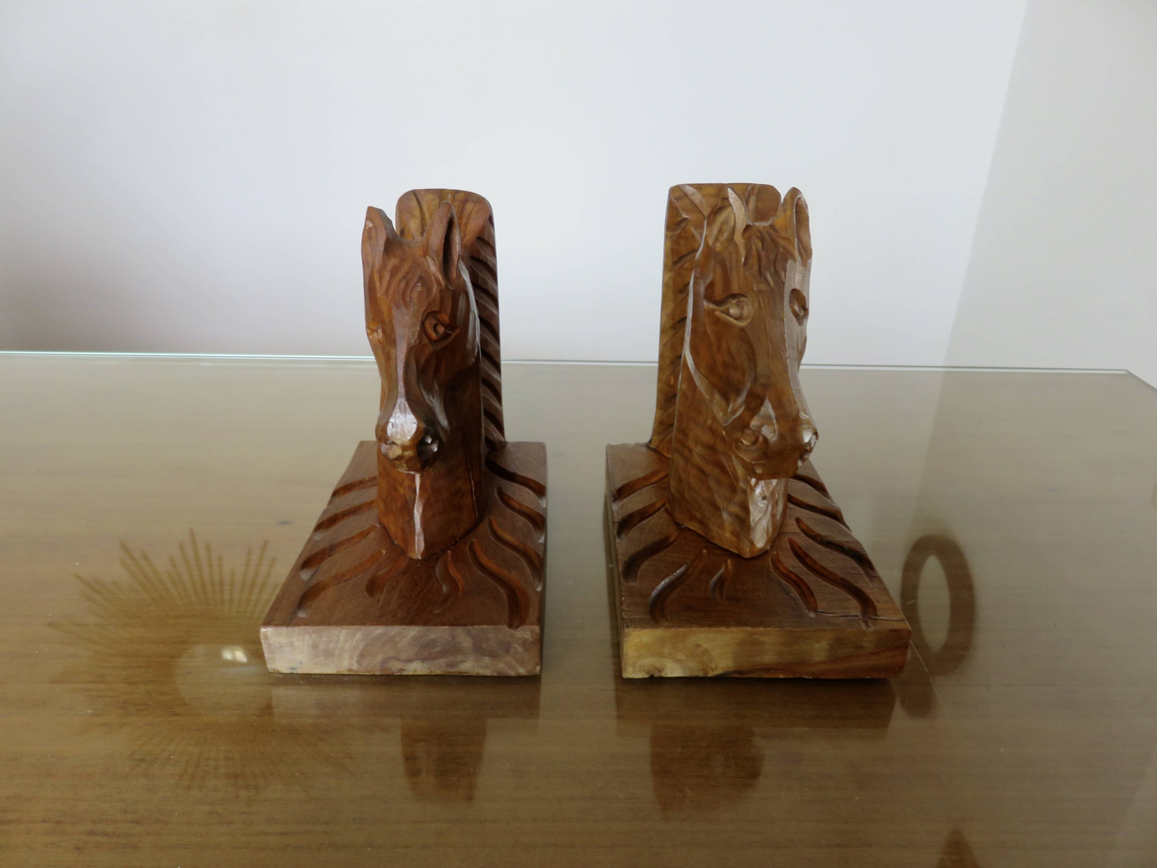 Paire de serre livres "chevaux" en bois de hêtre taillé à la gouge, 30-40