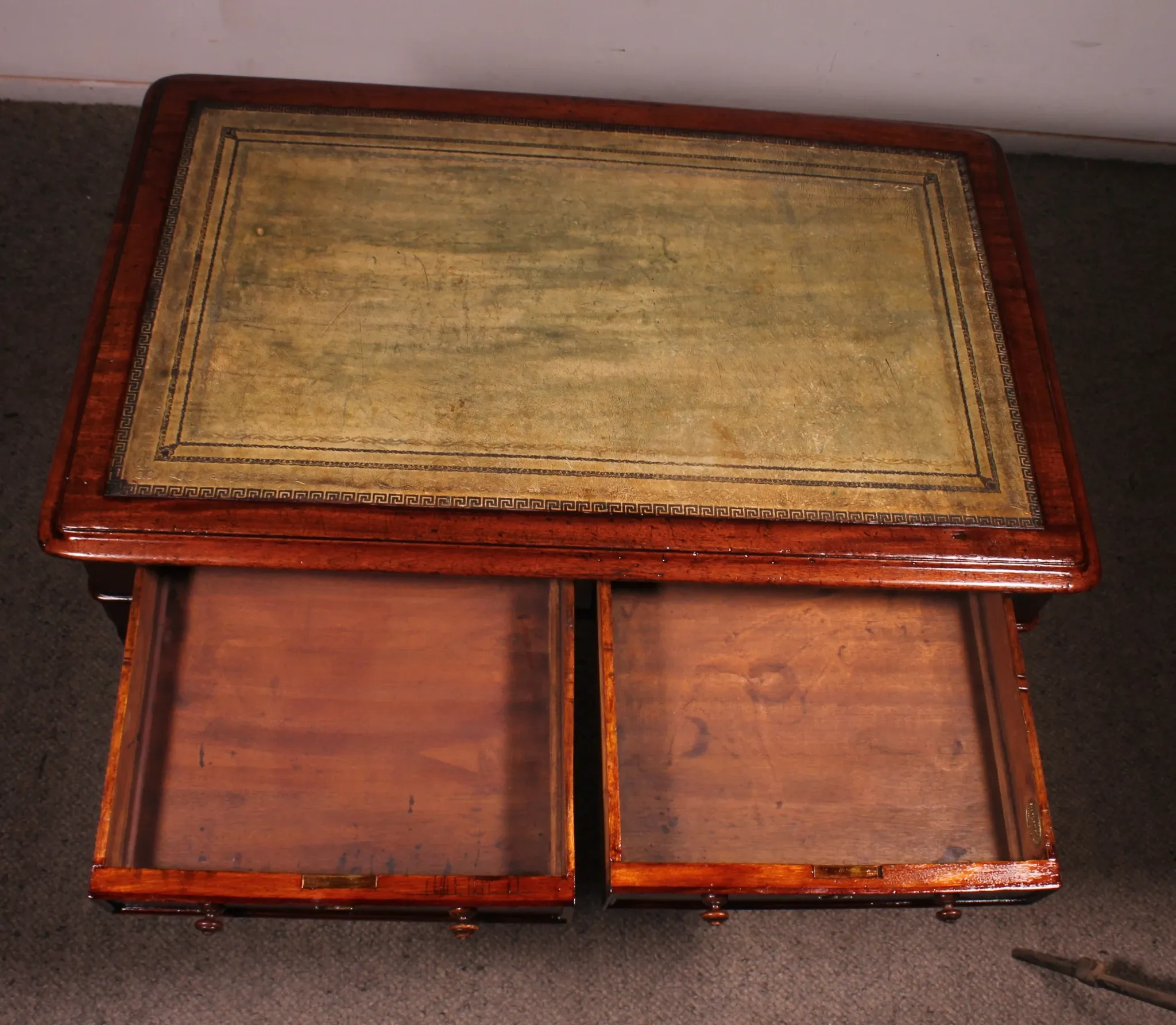 flat desk with two drawers from the early 19th century in mahogany - England circa 1