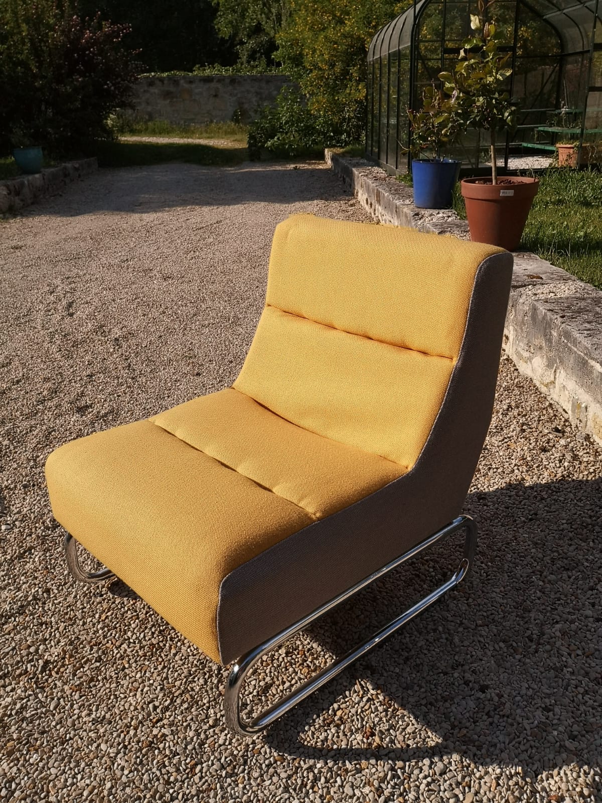 Chauffeuse L en tissu gris et jaune sur piétement chromé vers 1980