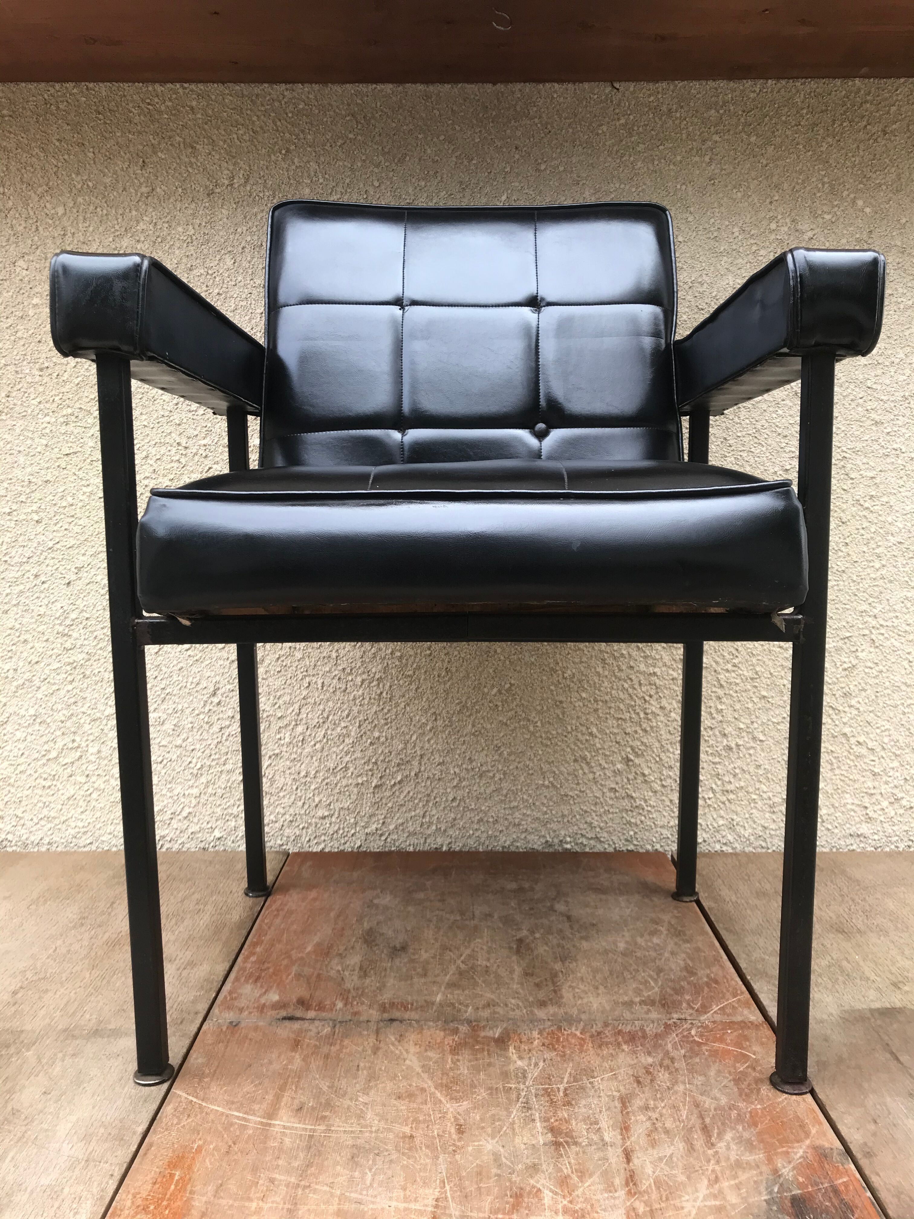 Ancien fauteuil structure métal noir et skaï noir