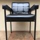 Ancien fauteuil structure métal noir et skaï noir