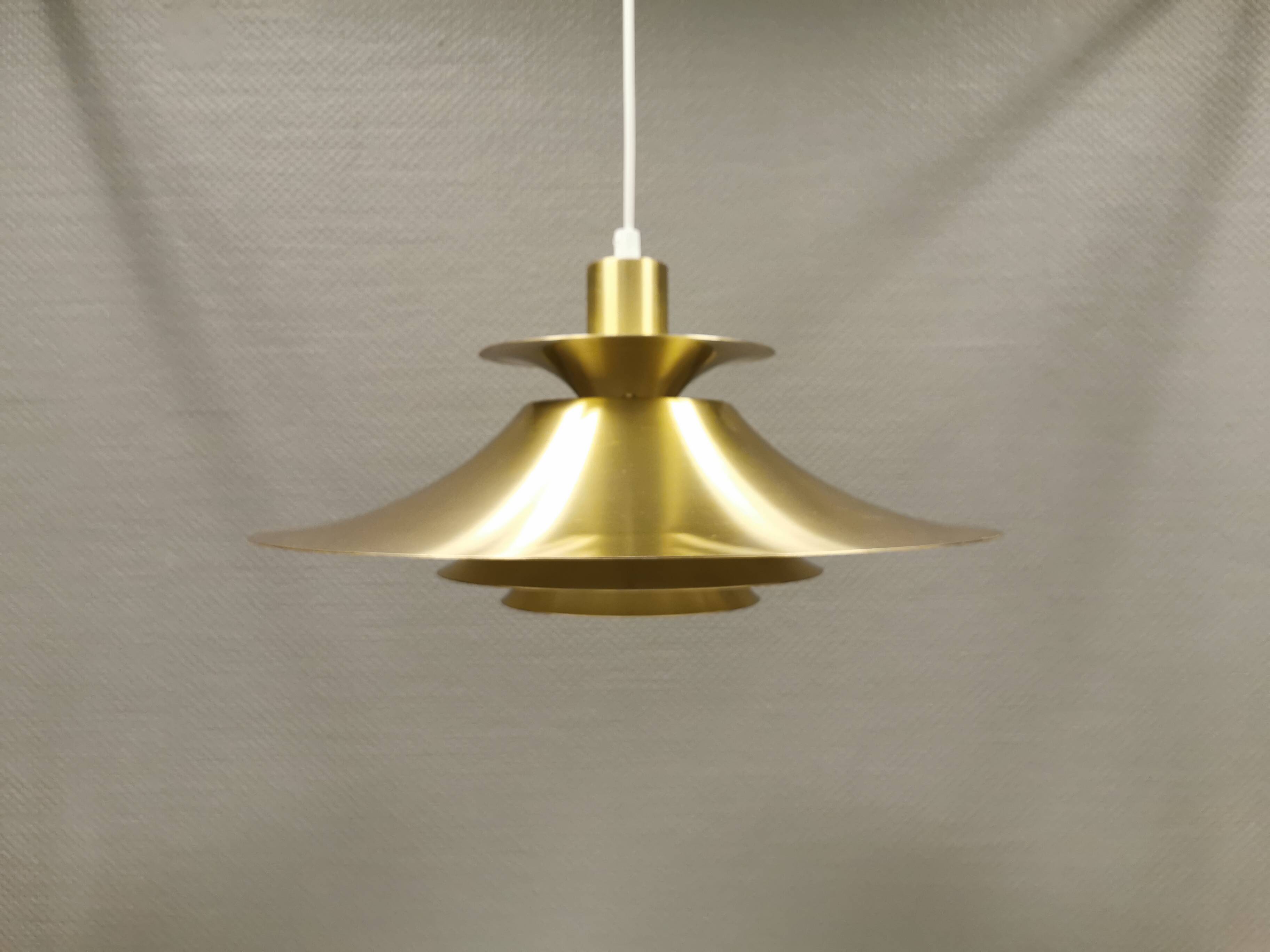 Suspension danoise en aluminium couleur laiton