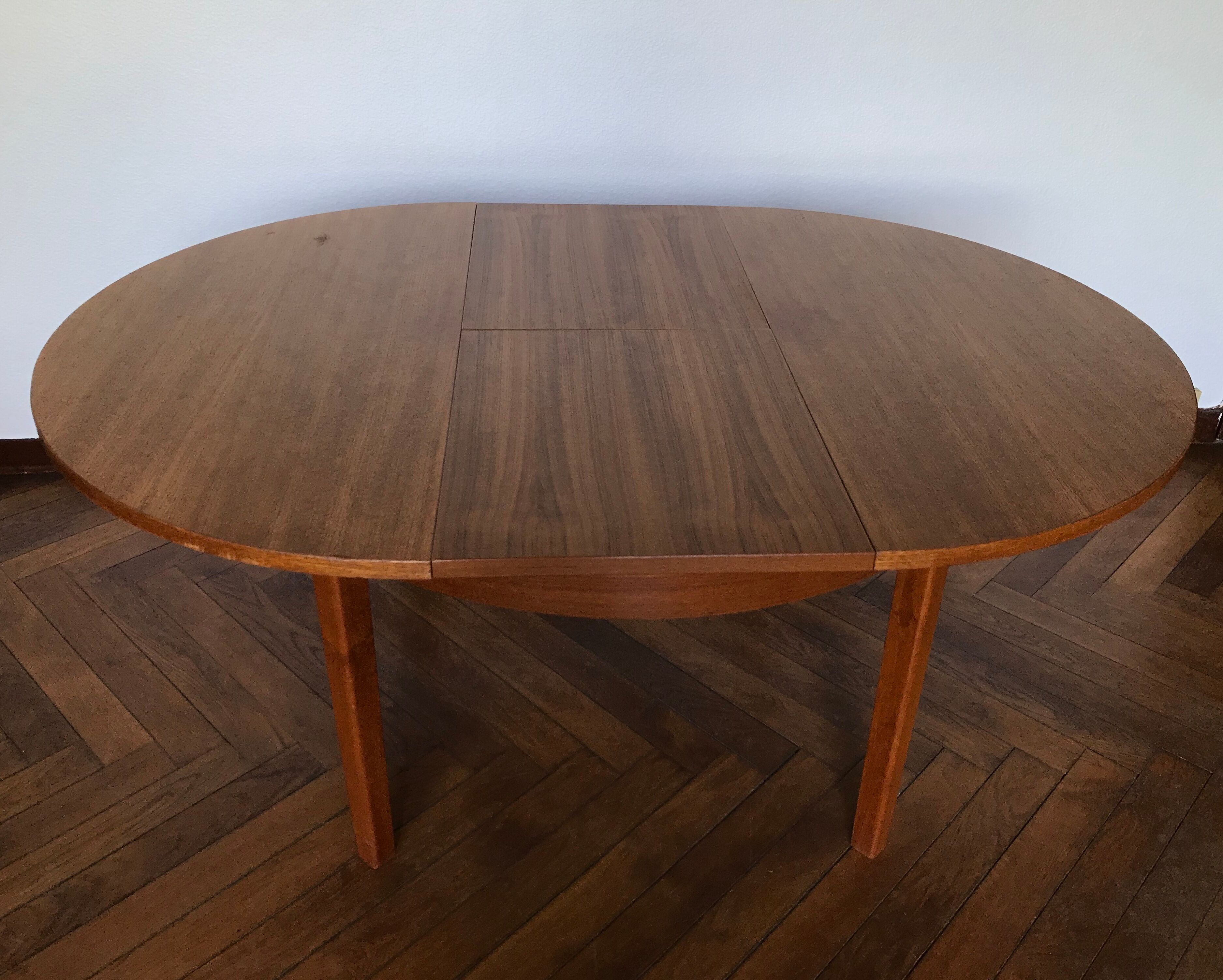 Round and expandable dining table, year 70