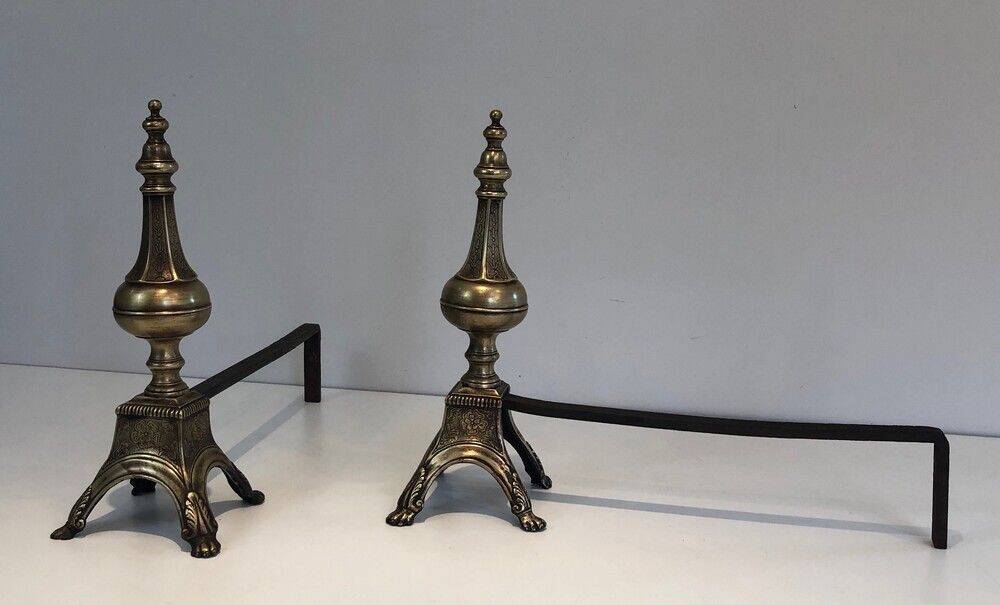 Paire de chenets en bronze ciselé et fer forgé de style Louis XVI