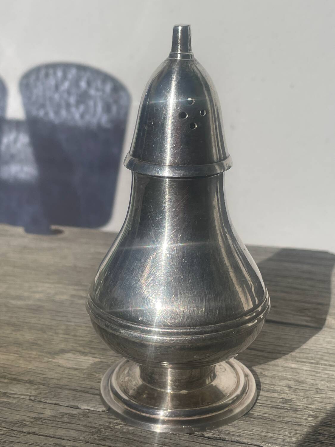 Salière ou poivrier en métal argenté
