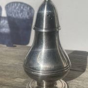 Salière ou poivrier en métal argenté
