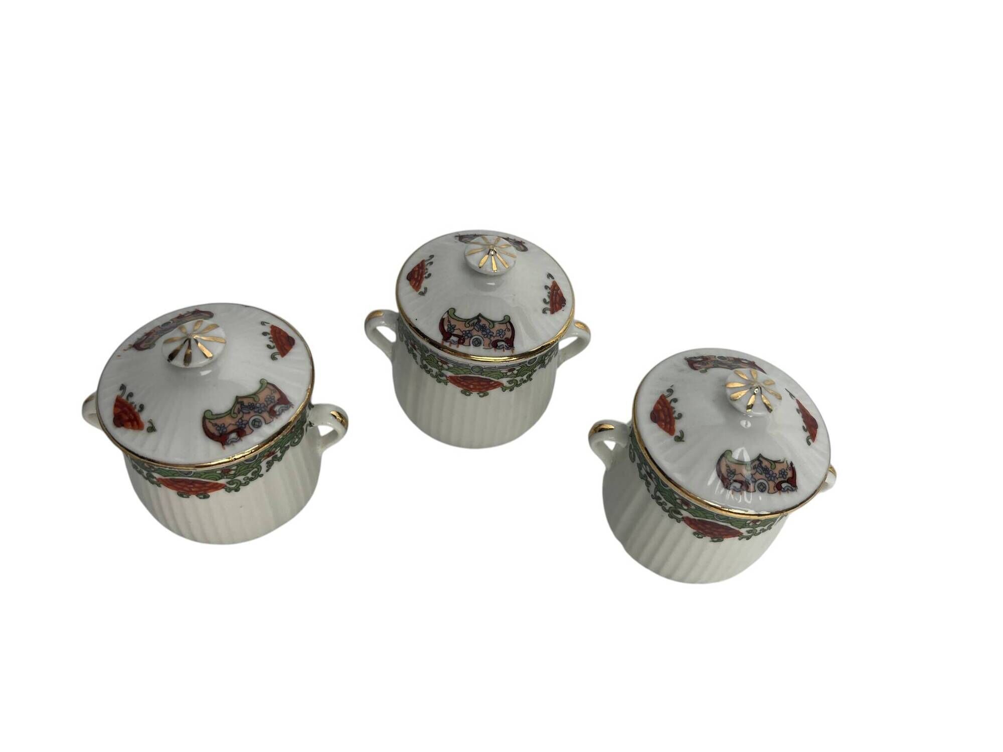 Set of three ribbed porcelain cream pots, 20th century.