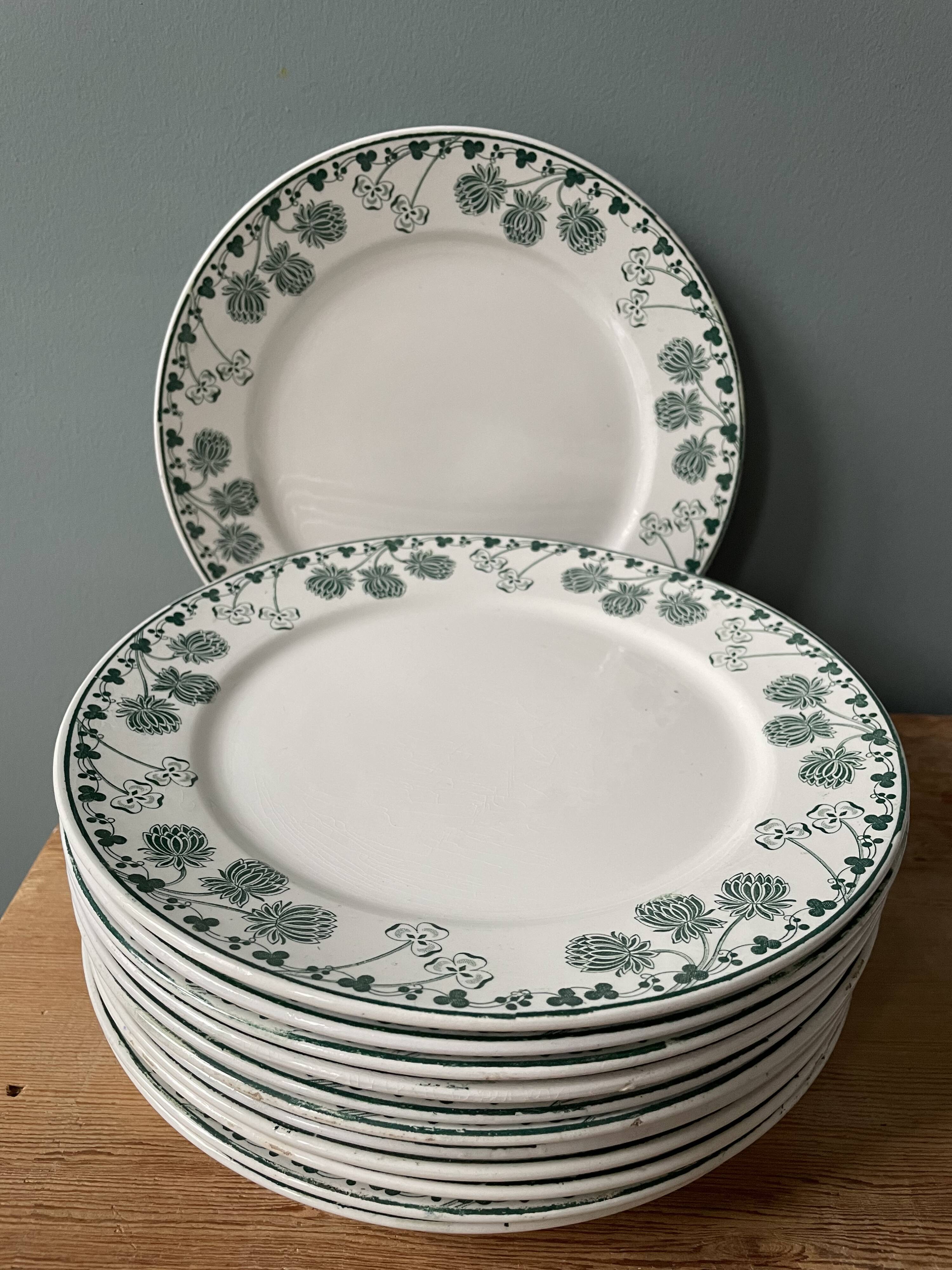 Lot de 12 assiettes plates XIXème Boch Frères Keramis, modèle Trifolium
