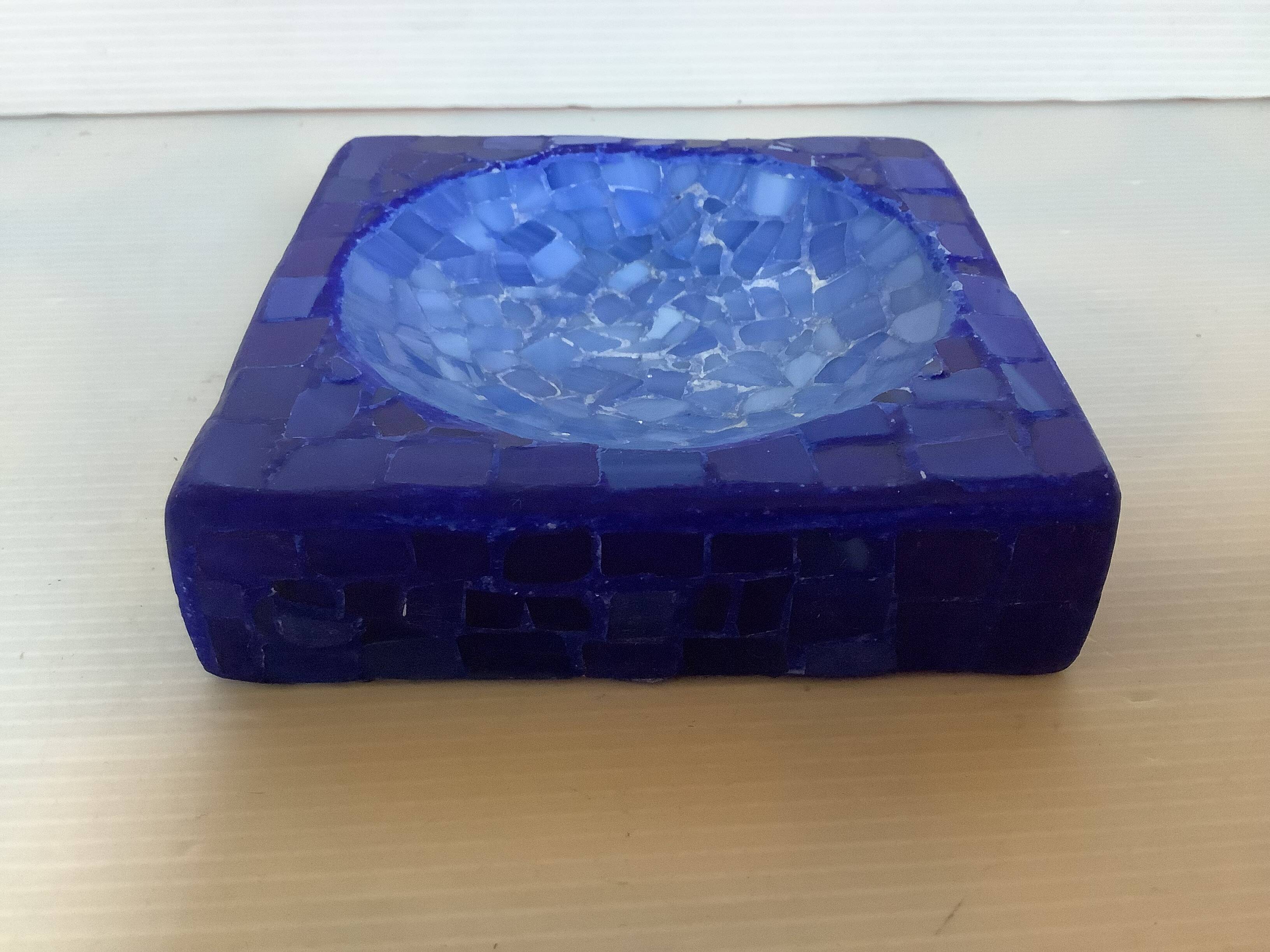 Blue mosaic pocket emptier