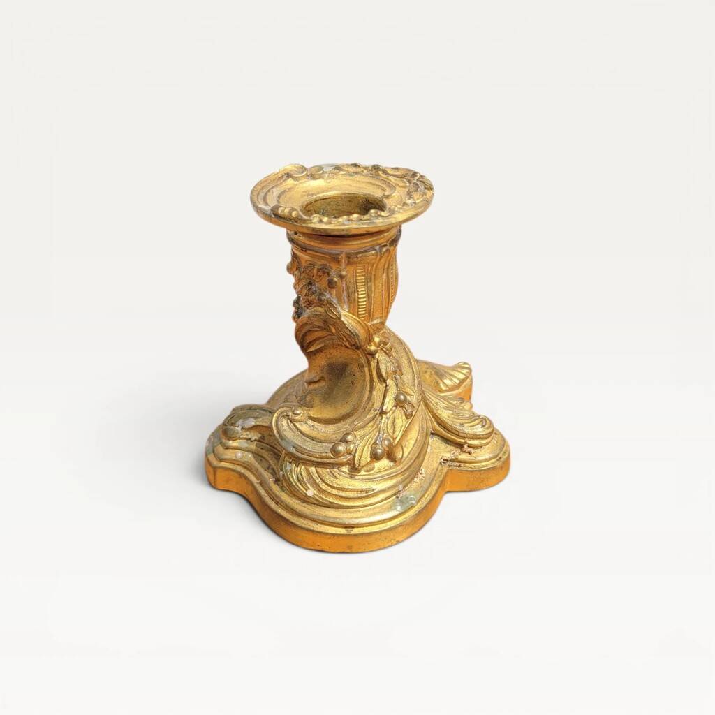 Bougeoir en métal doré style rocaille
