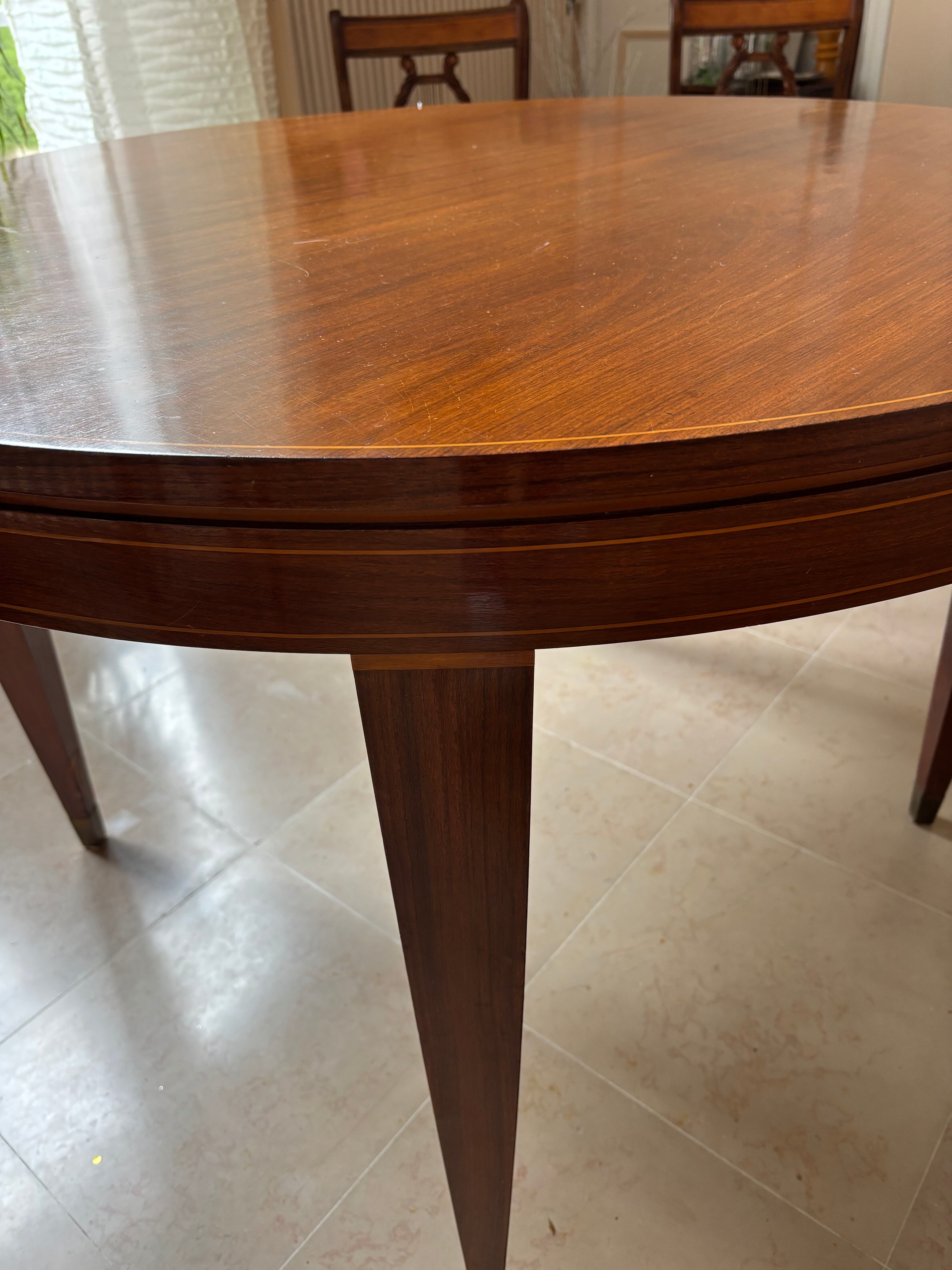 Impeccable 1950s round table in mahogany.