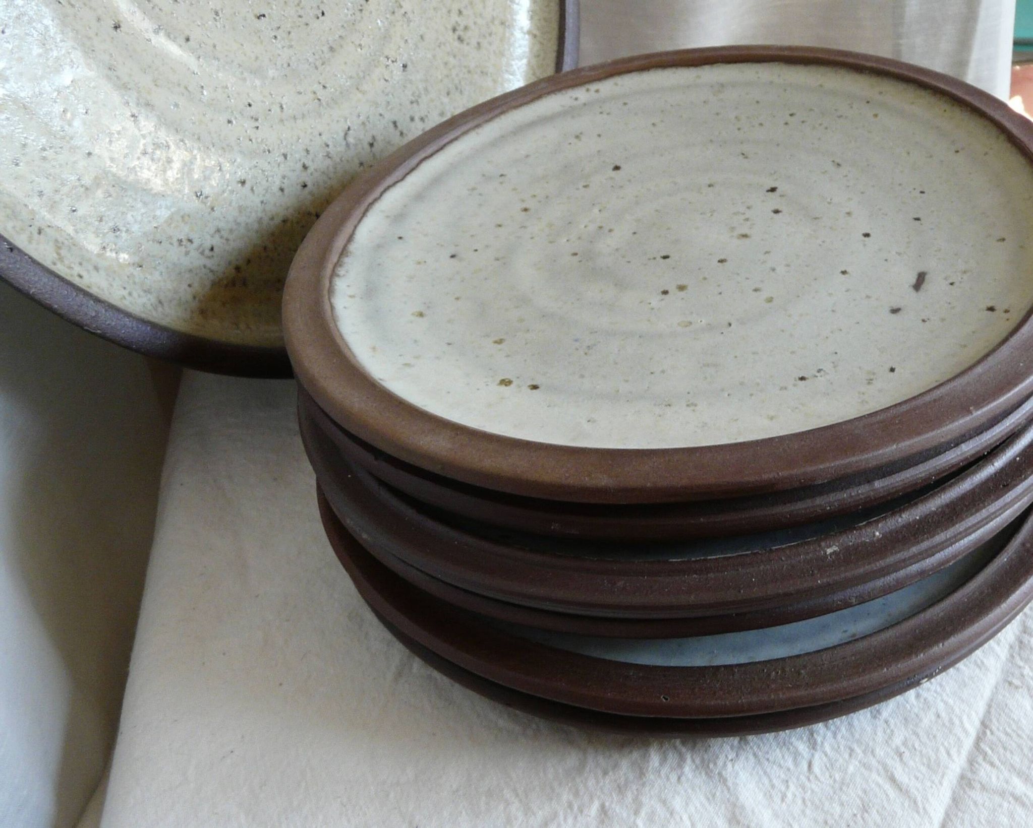Service of 6 plates and a vintage pyrite stoneware dish from the 1970s-80s.