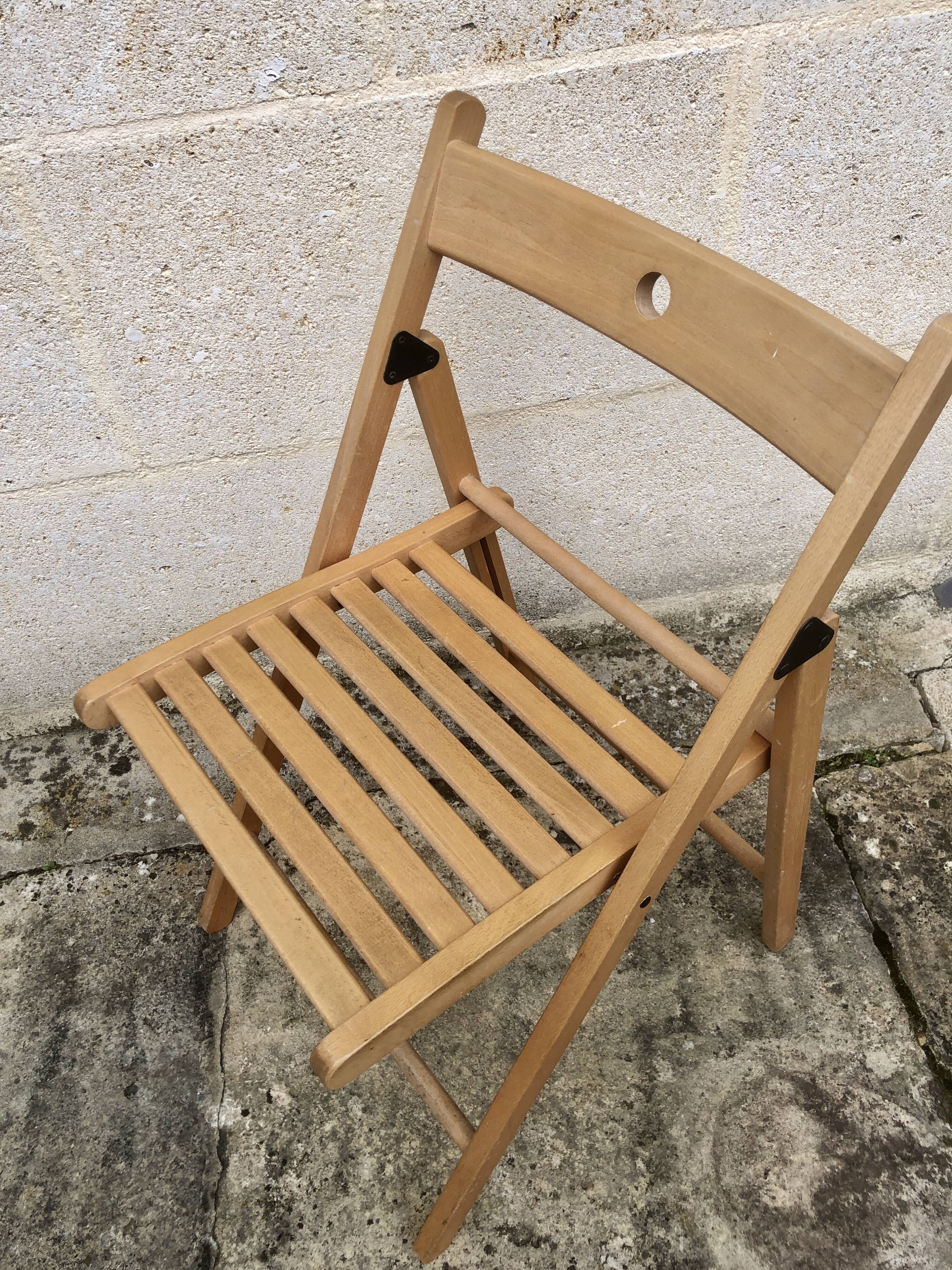 Chaise pliante en bois couleur miel