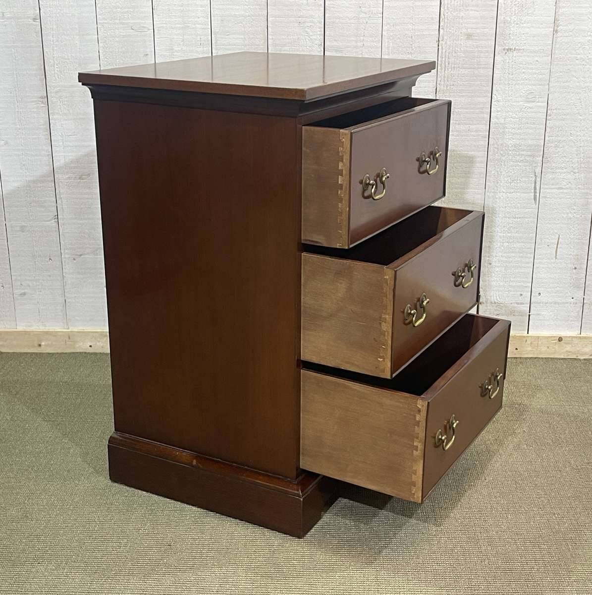 English mahogany chest of drawers from the 1950s.