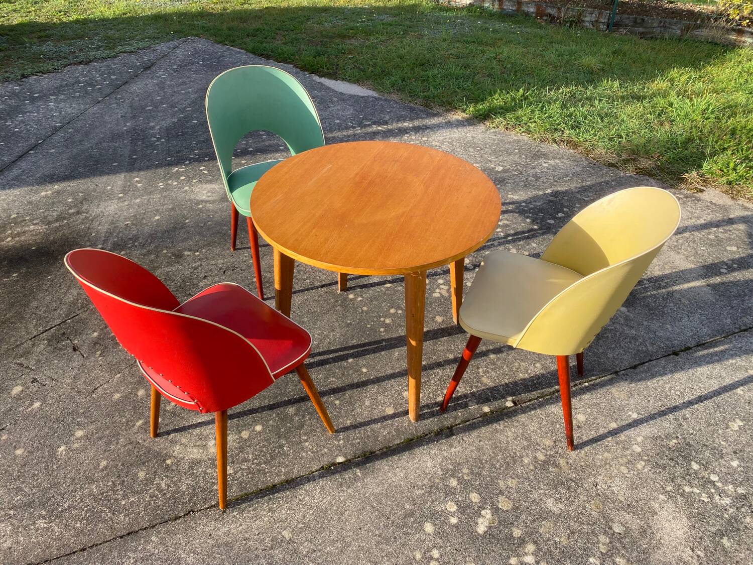 Table and its 3 vintage chairs