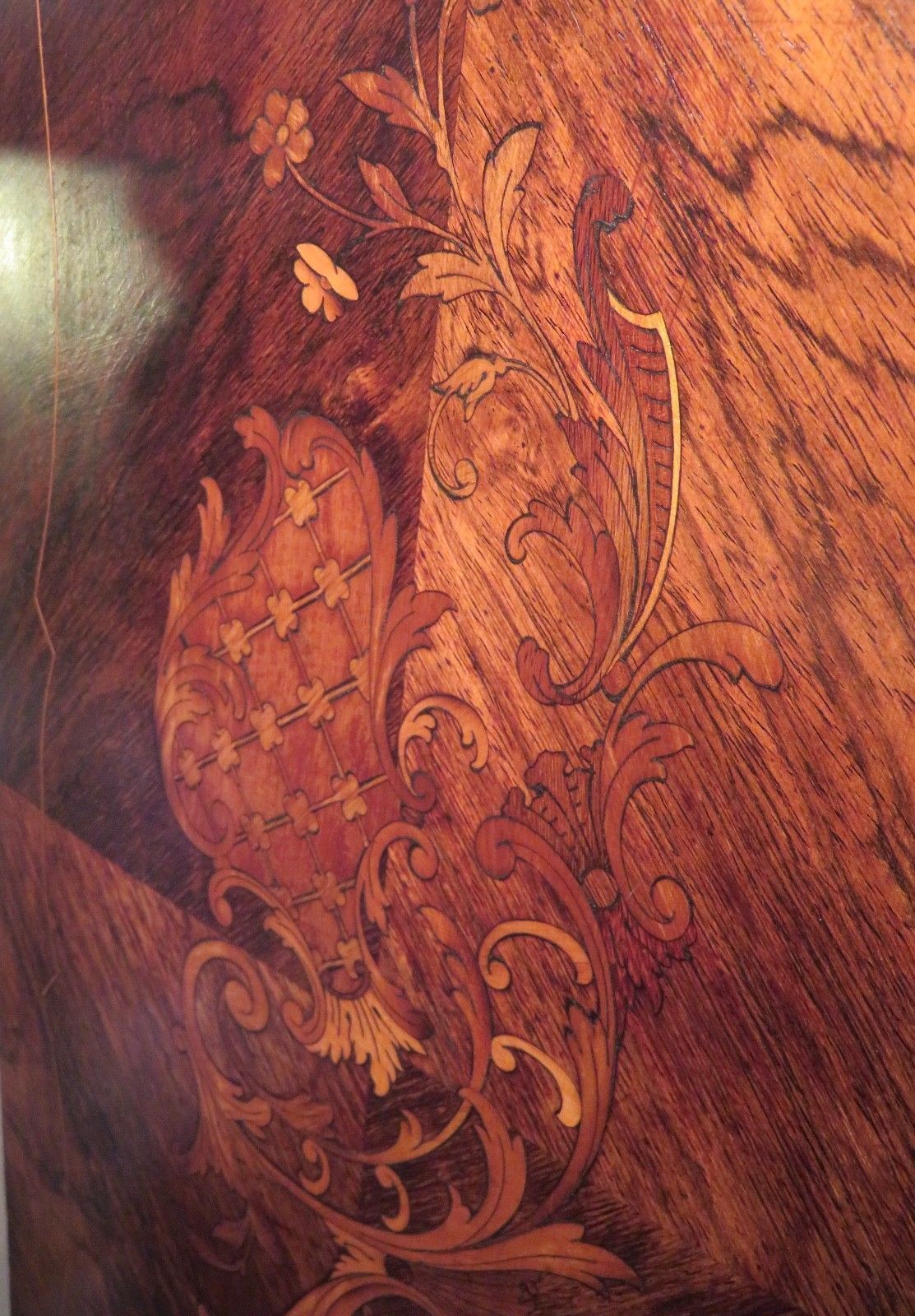 Showcase bronze Louis XV decorated with marquetry veneer
