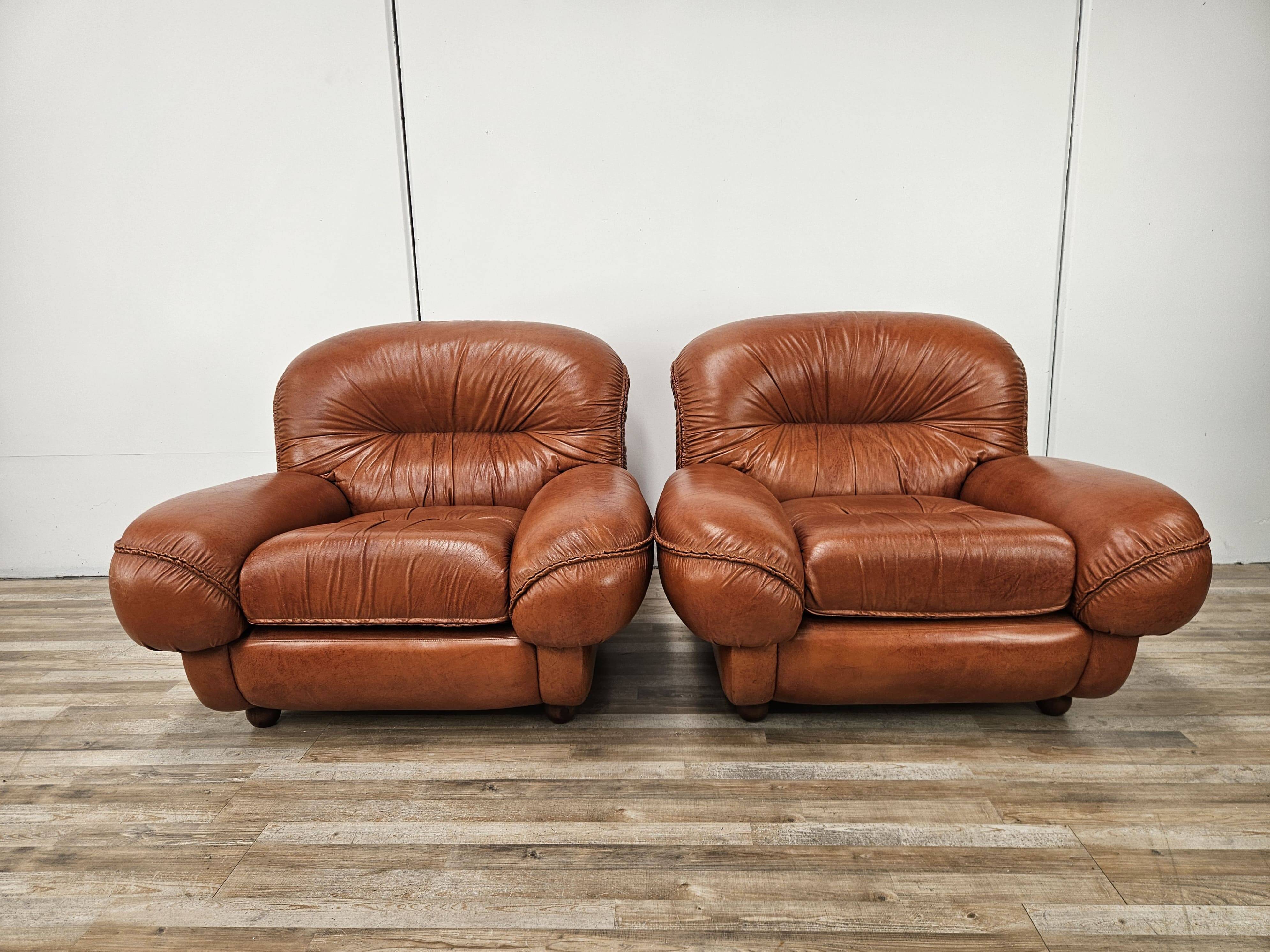 2 fauteuils en cuir cognac, années 1970