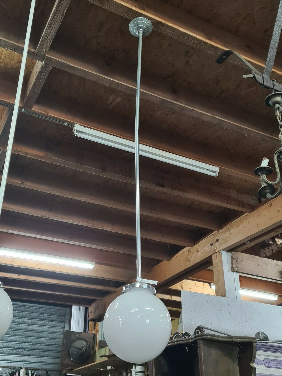 Suspension vintage avec une boule en opaline blanche