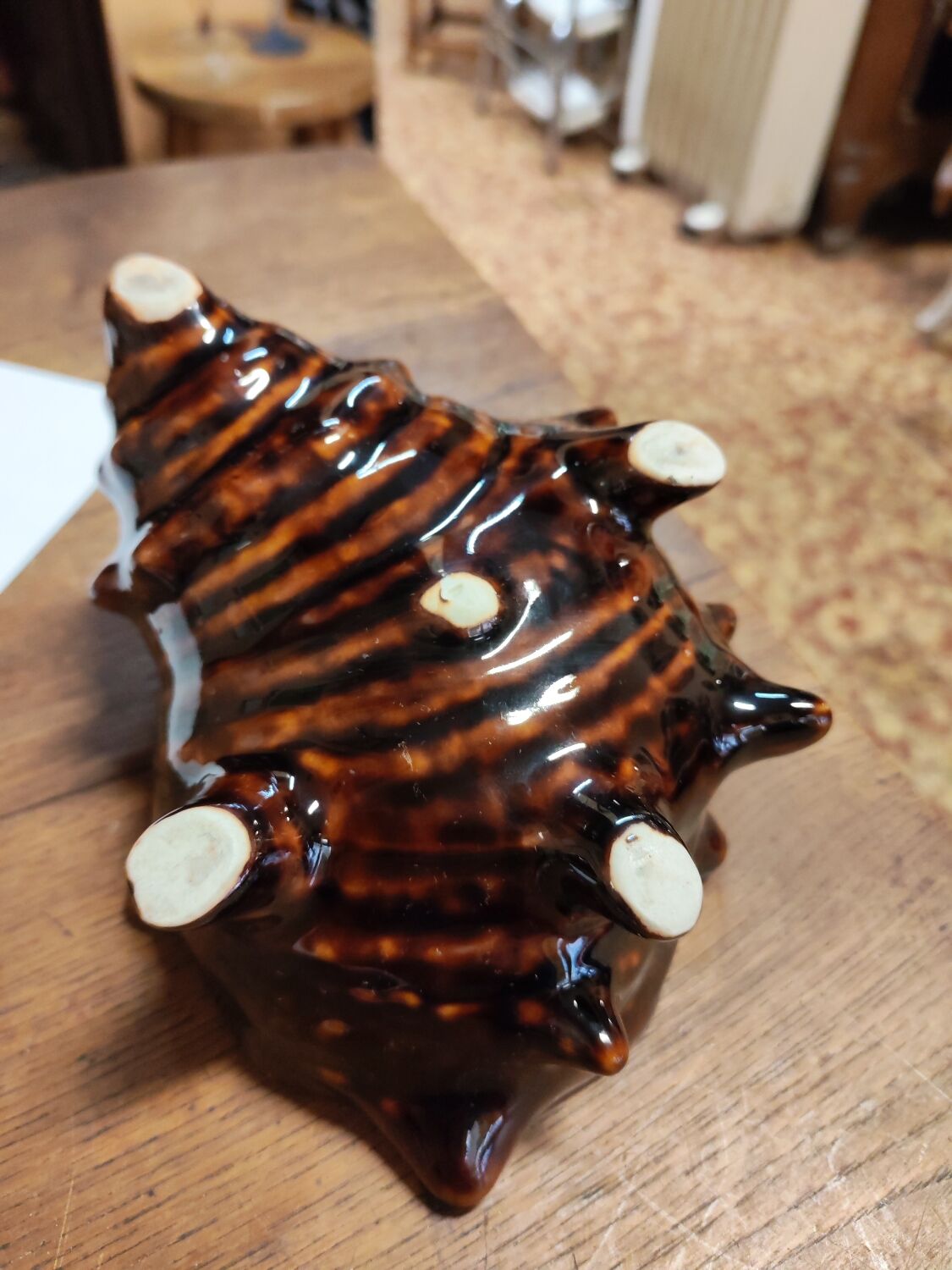 The shell-shaped trinket dish in Vallauris style.