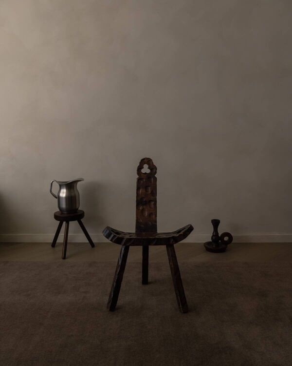 Chaise tripod brutaliste espagnole en bois massif sculpté