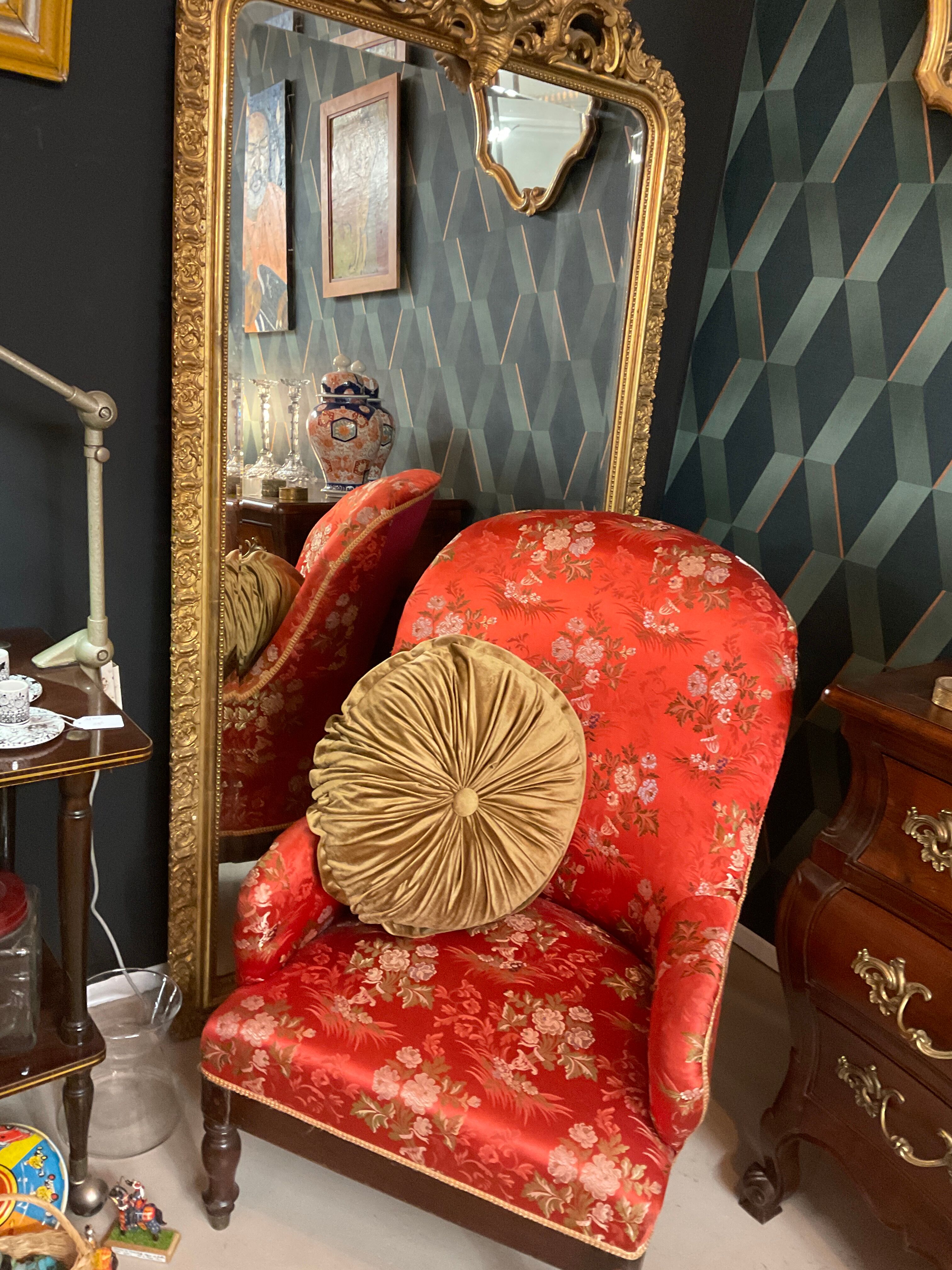 Round cushion in bronze velvet