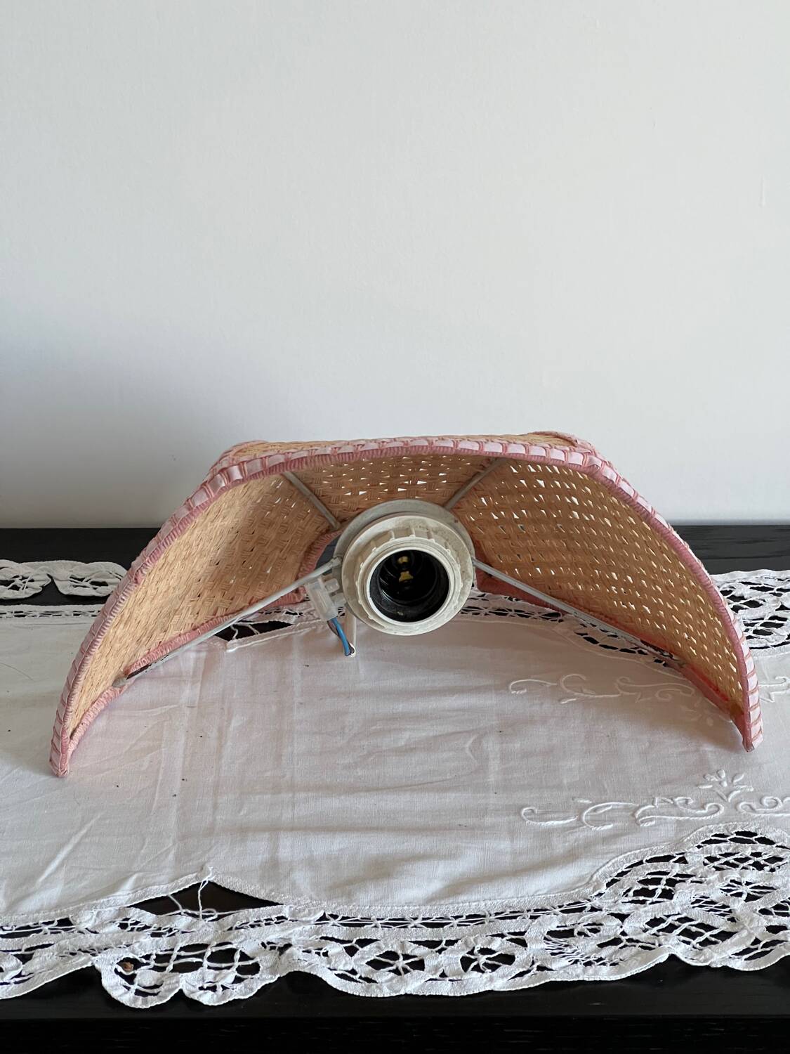 Flower applique in raffia and pink fabrics