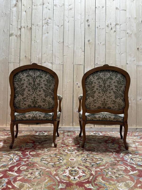 Paire de larges fauteuils de style Louis XV