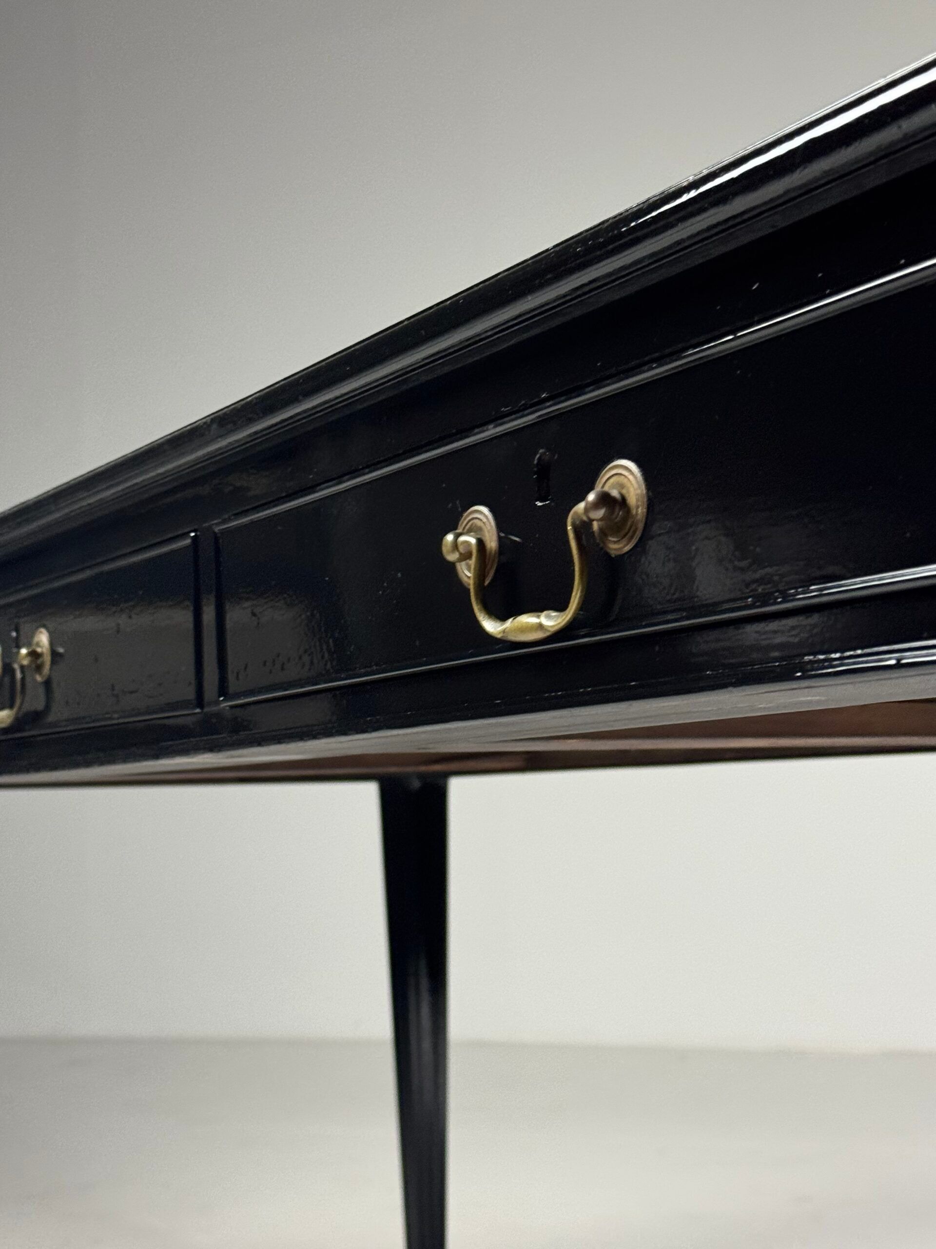 Bureau anglais du 19ème siècle noir